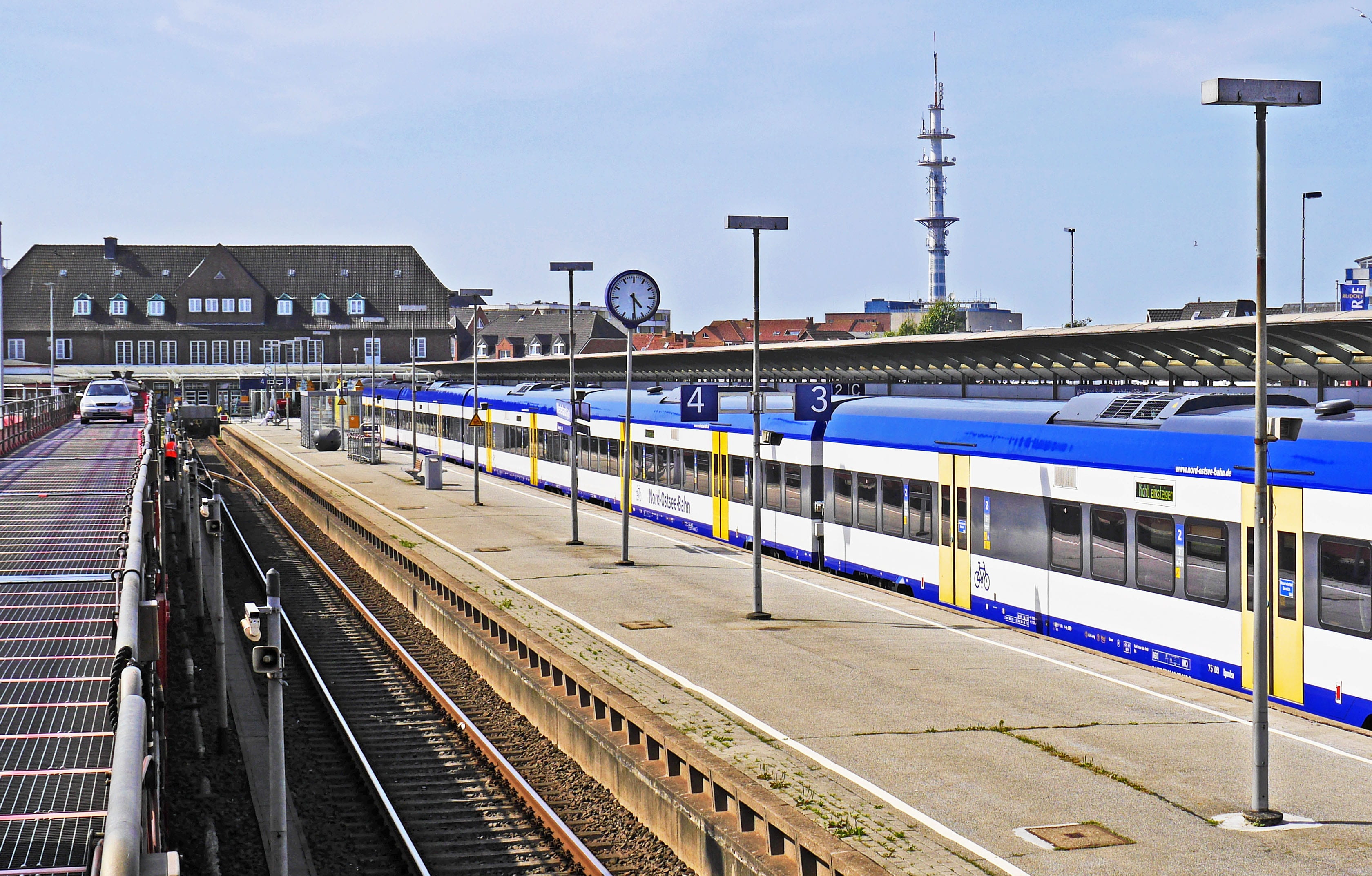 railway line, transportation, railroad station platform, car shipment to the mainland, station building, upper deck, city, building exterior, mode of transportation, HD Wallpaper