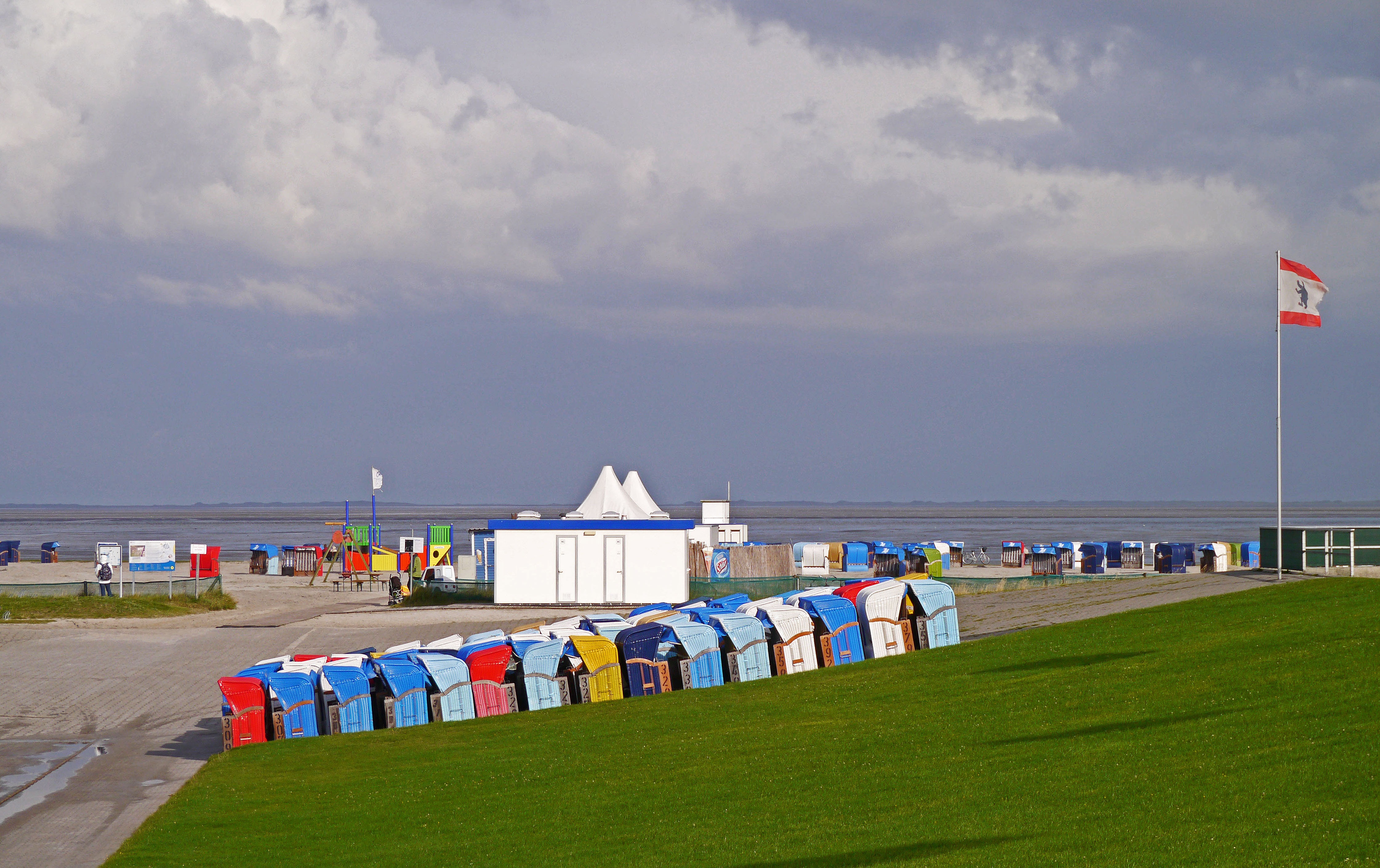 architecture, clean up, lower saxony, patriotism, outdoors, sea, toilet container, saisonende, incidental people, nature, land, sky, sand beach, chill weather, HD Wallpaper