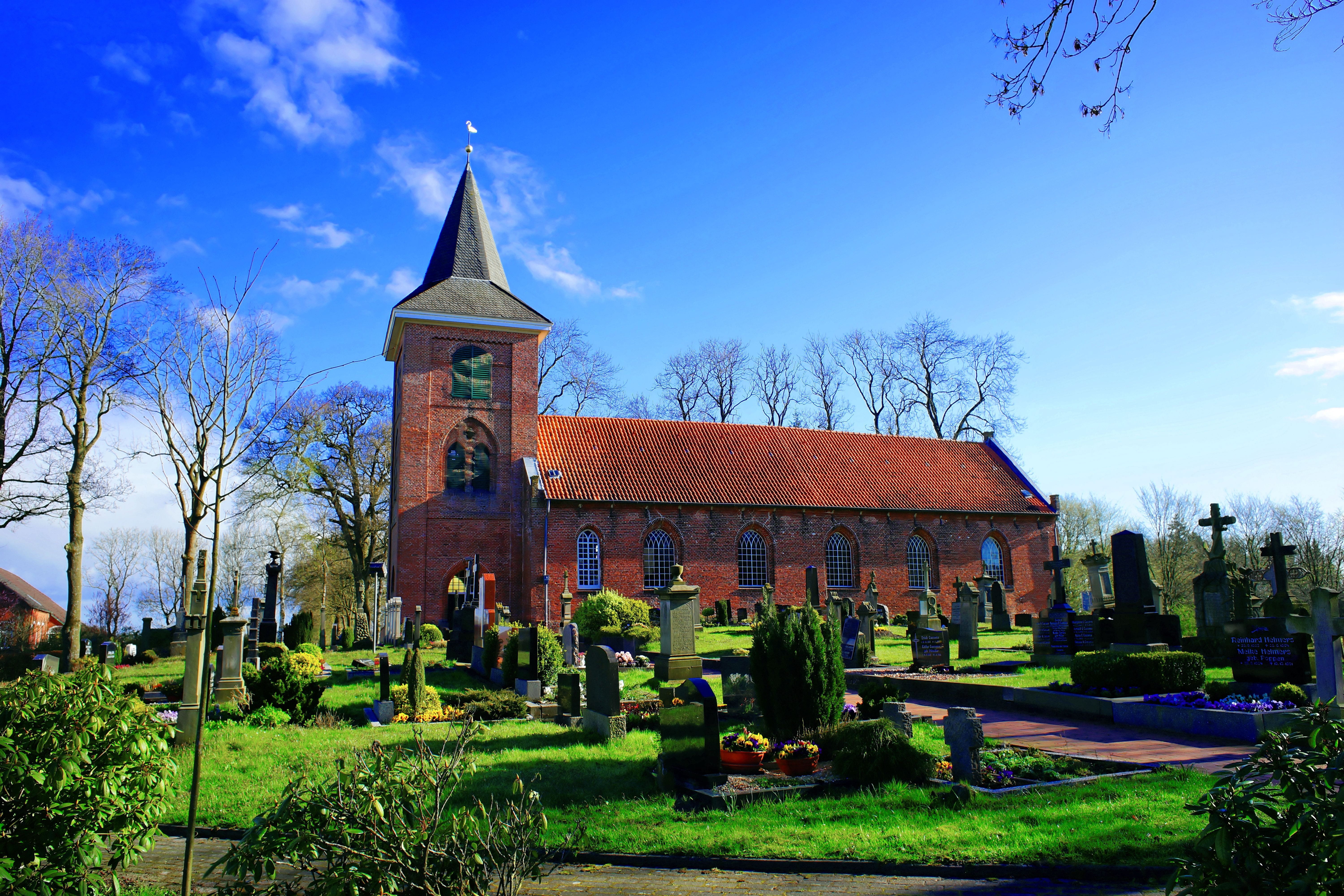 grave, surrounded, christian, no people, place of worship, village church, 5K, outdoors, village, christianity, tree, religion, architecture, plant, churchyard, HD Wallpaper
