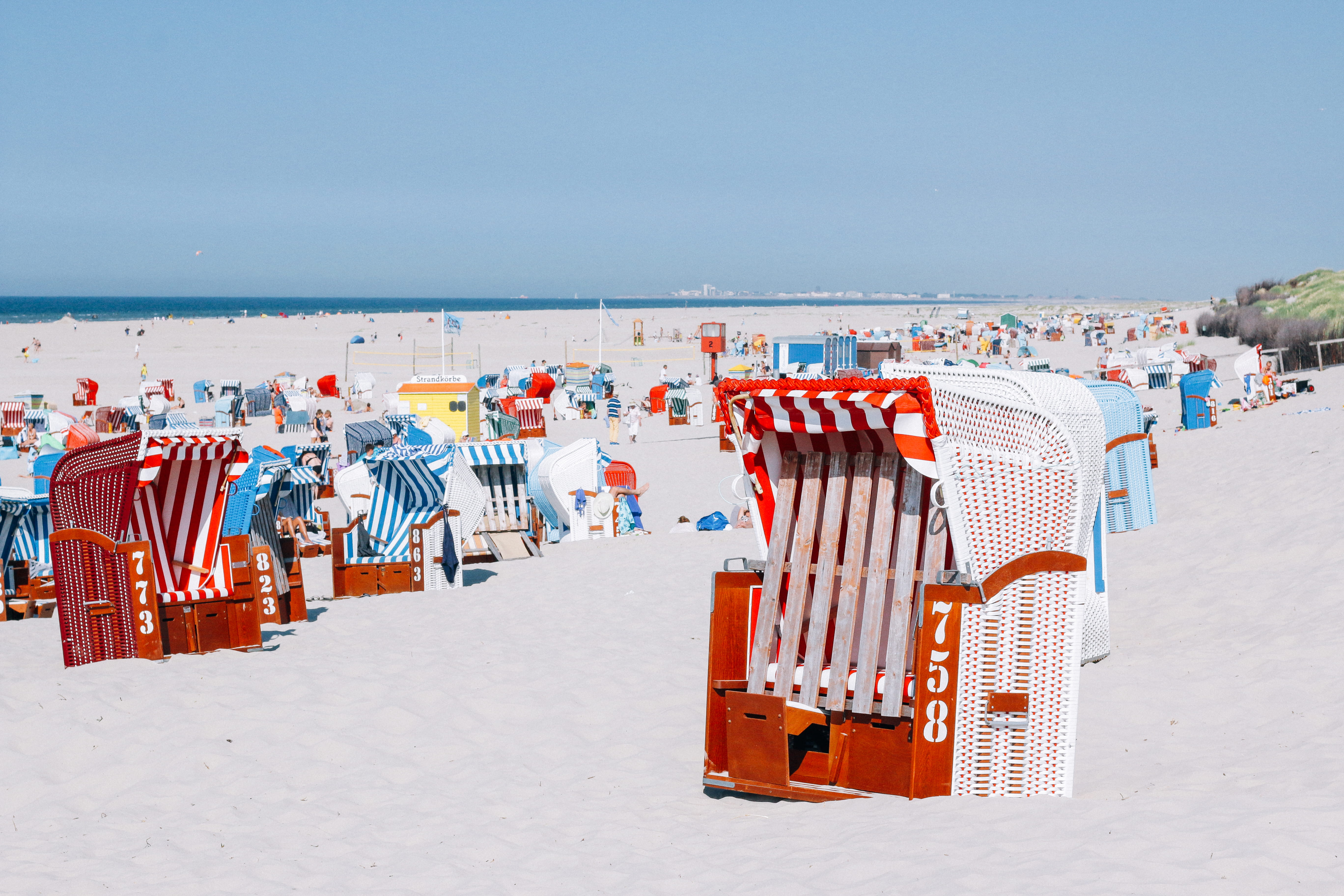 seat, land, juist, horizon, nature, nordsee, group of people, strandkörbe, sea, summer, hooded beach chair, sand, 5K, sky, beach chairs, relaxation, horizon over water, HD Wallpaper