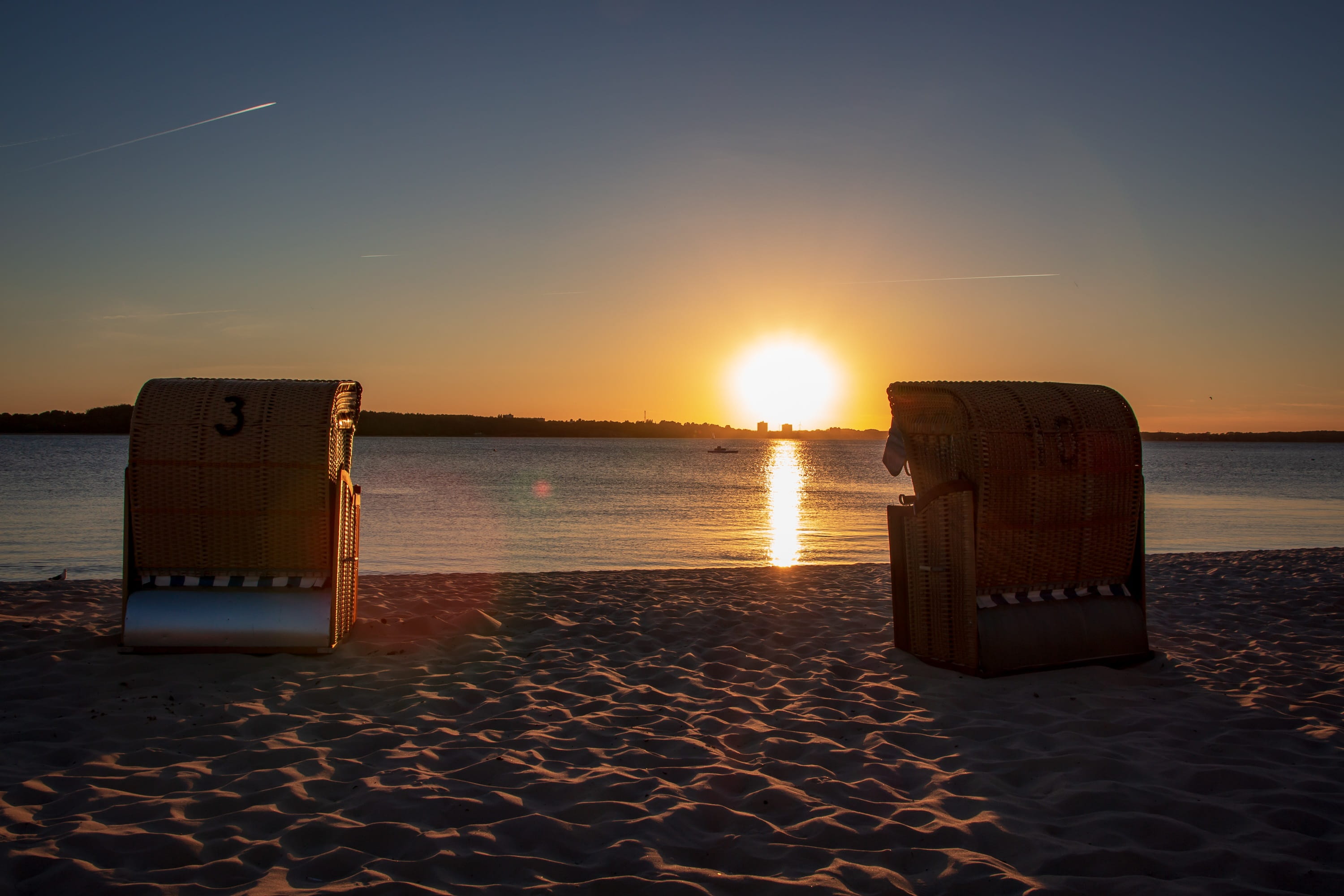 beach chair, 2K, sea, relaxation, land, dusk, beauty in nature, nature, lens flare, tranquil scene, sky, travel, rest, summer, sunlight, water, tranquility, HD Wallpaper