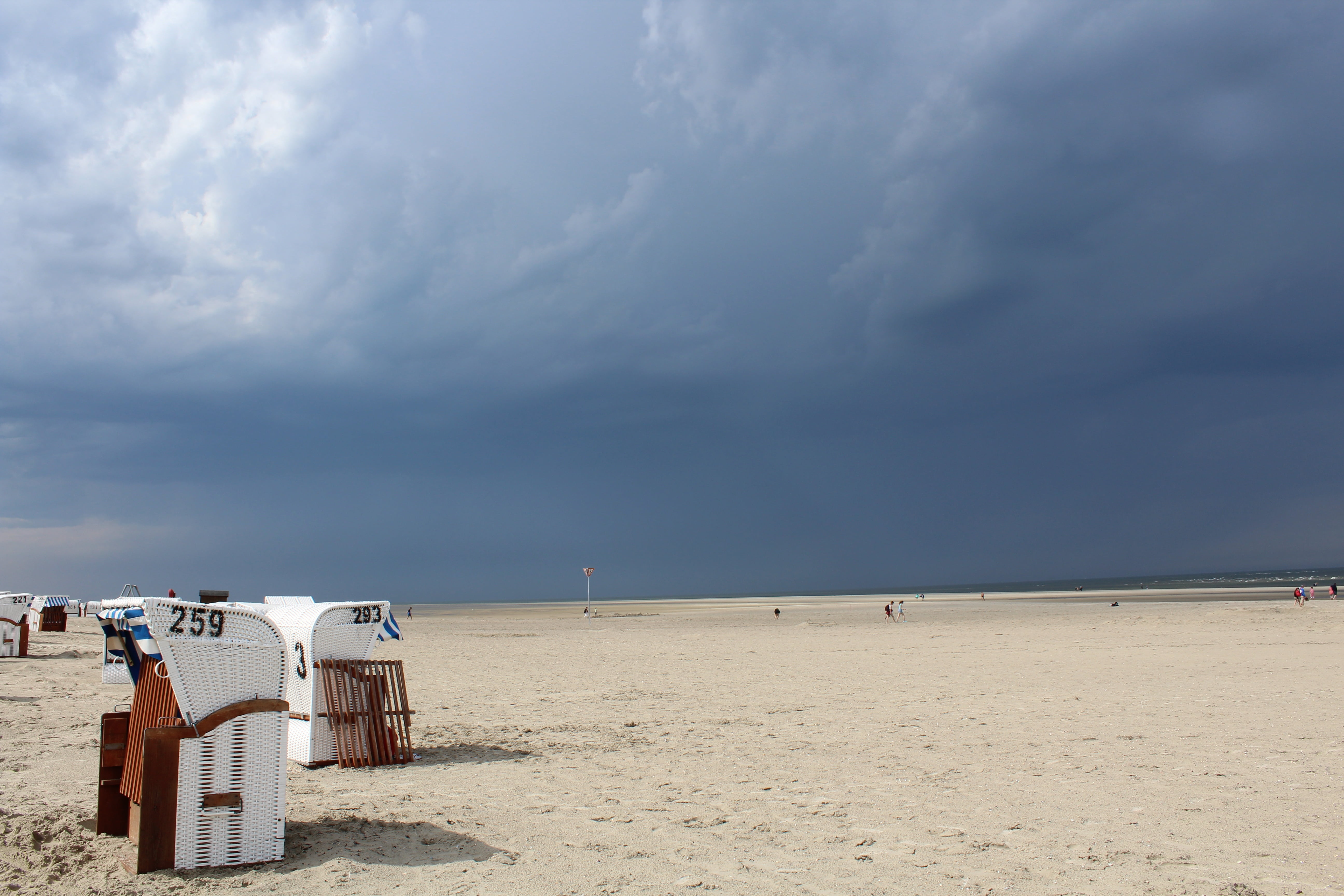hooded beach chair, spiekeroog, sky, day, sea, land, tranquil scene, chair, cloud - sky, beach, nature, horizon, blue, non-urban scene, storm, vacations, HD Wallpaper
