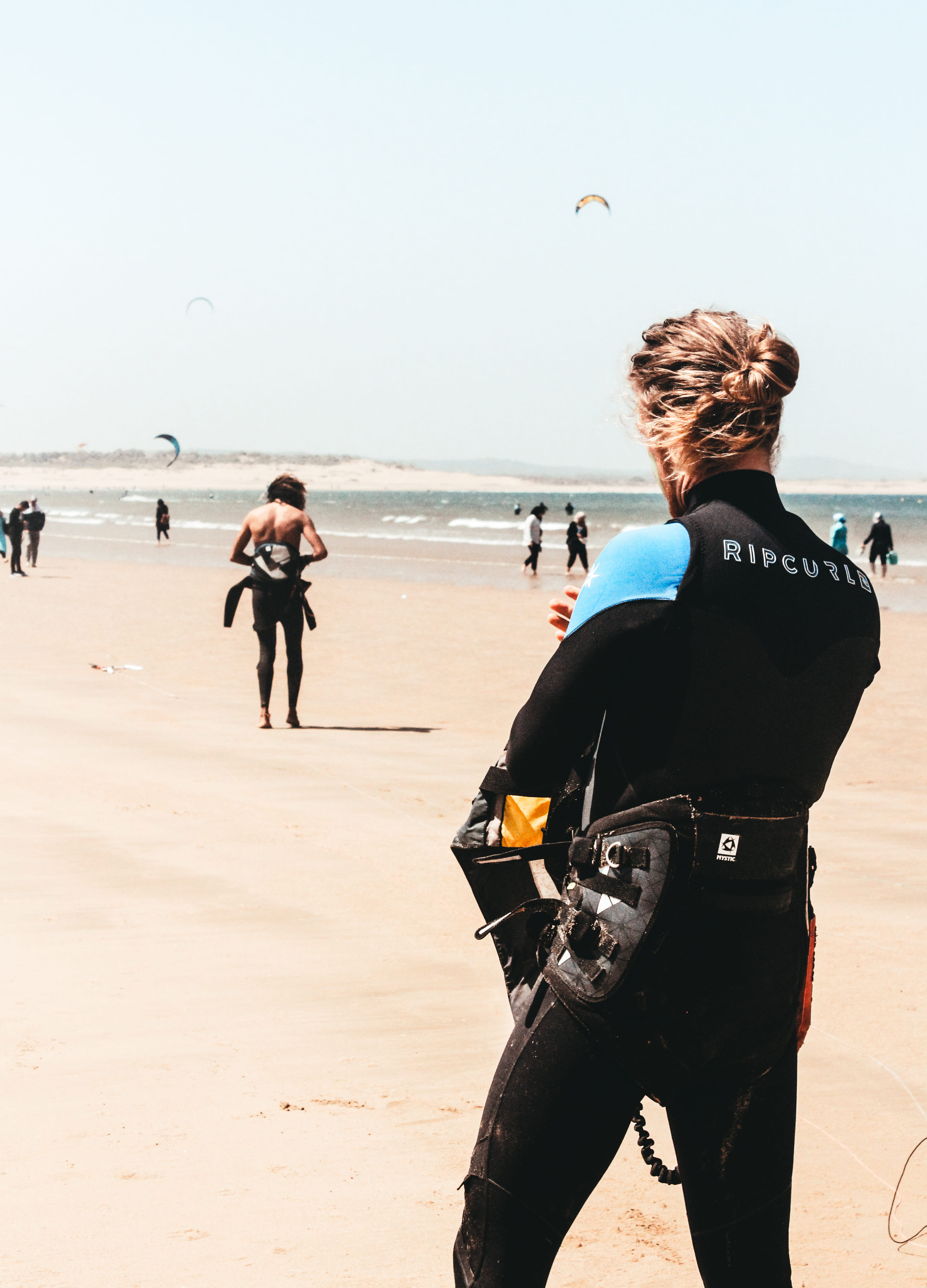 kitesurfing, three quarter length, standing, ripcurl, windsurf, wet, lifestyles, nature, sea, outdoors, suit, extreme sport, adventure, sky, two people, Phone HD Wallpaper