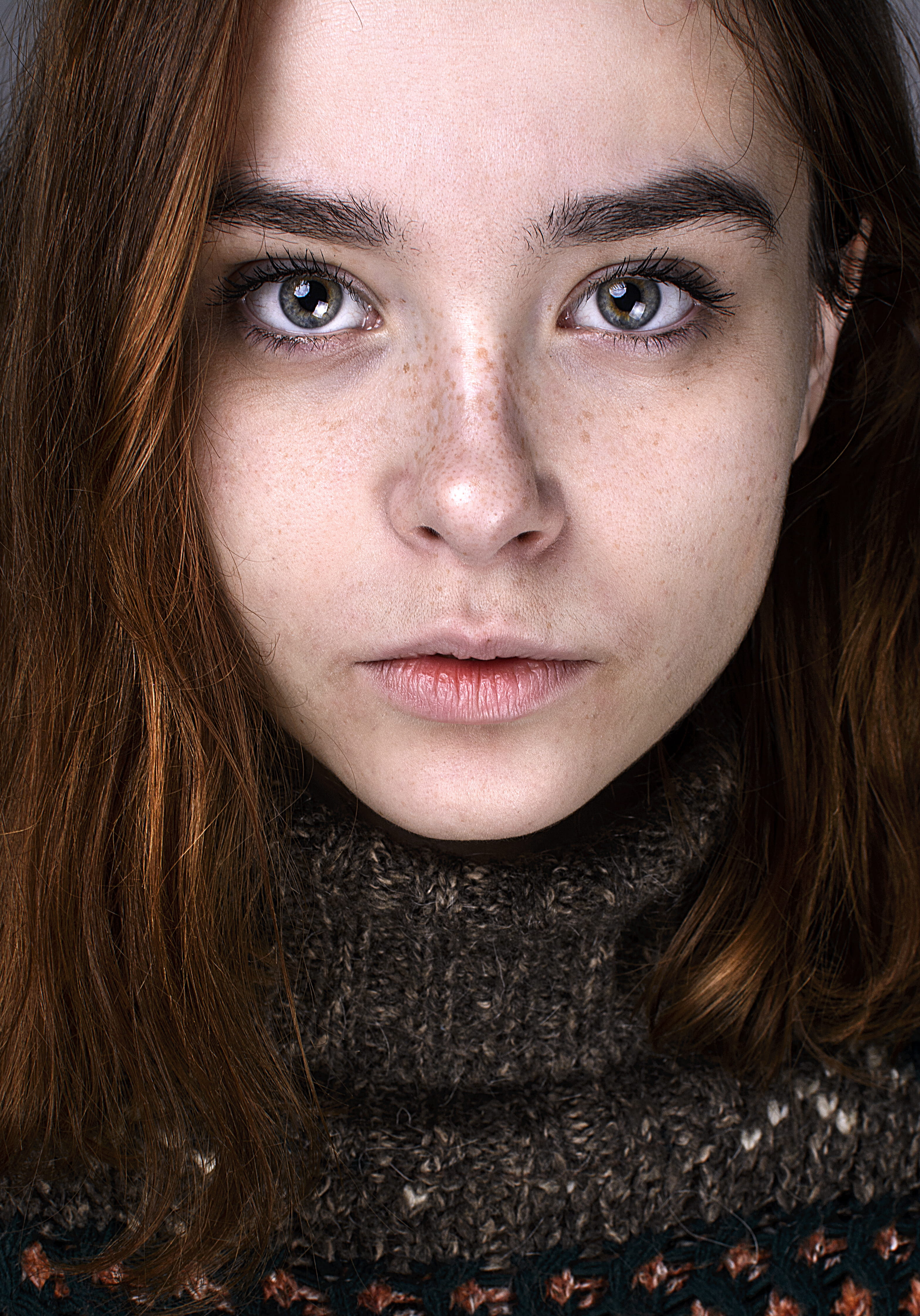 freckle, pattern, brown hair, beautiful woman, turtle, contact lens, adult, teenager, photo, one person, beauty, hairstyle, portrait, wearing, smile, looking at camera, Phone HD Wallpaper