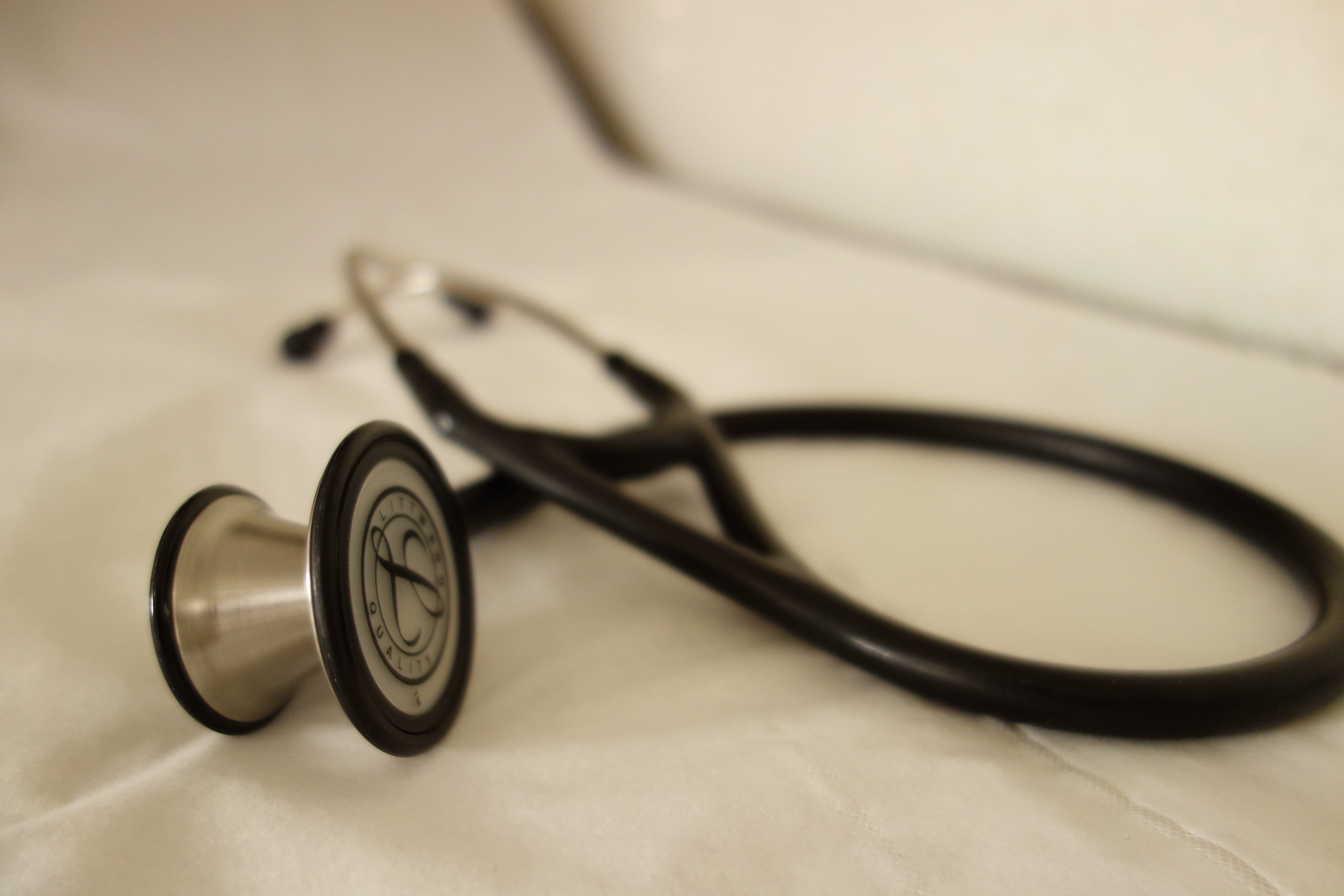 eyeglasses, time, high angle view, Stethoscope, silver, no people, selective focus, clock, doctor, medical equipment, day, table, watch, care, indoors, HD Wallpaper