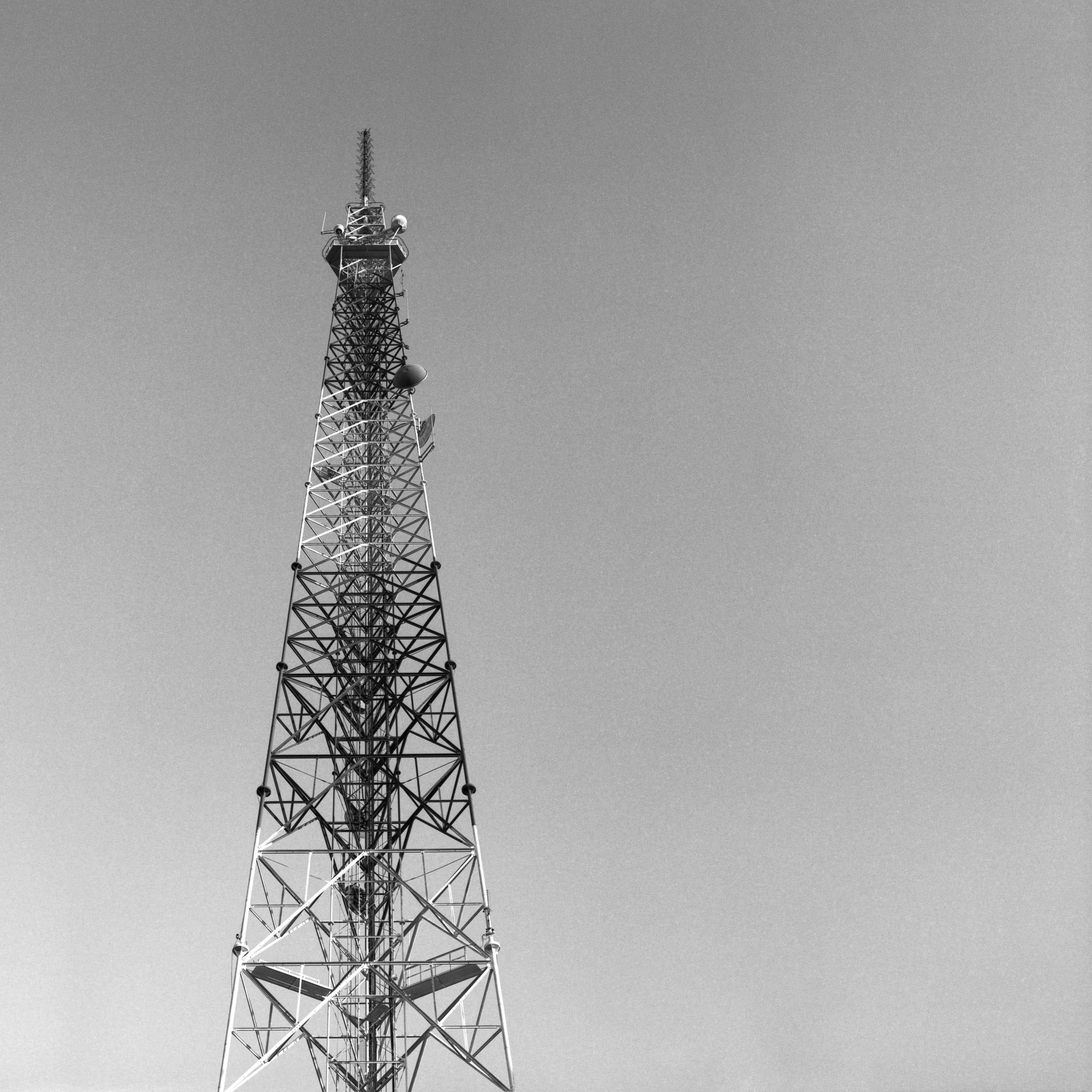 global communications, clear sky, united states, sky, internet, network, minimal, connection, communications, television, intricate, day, steel, power supply, Phone HD Wallpaper