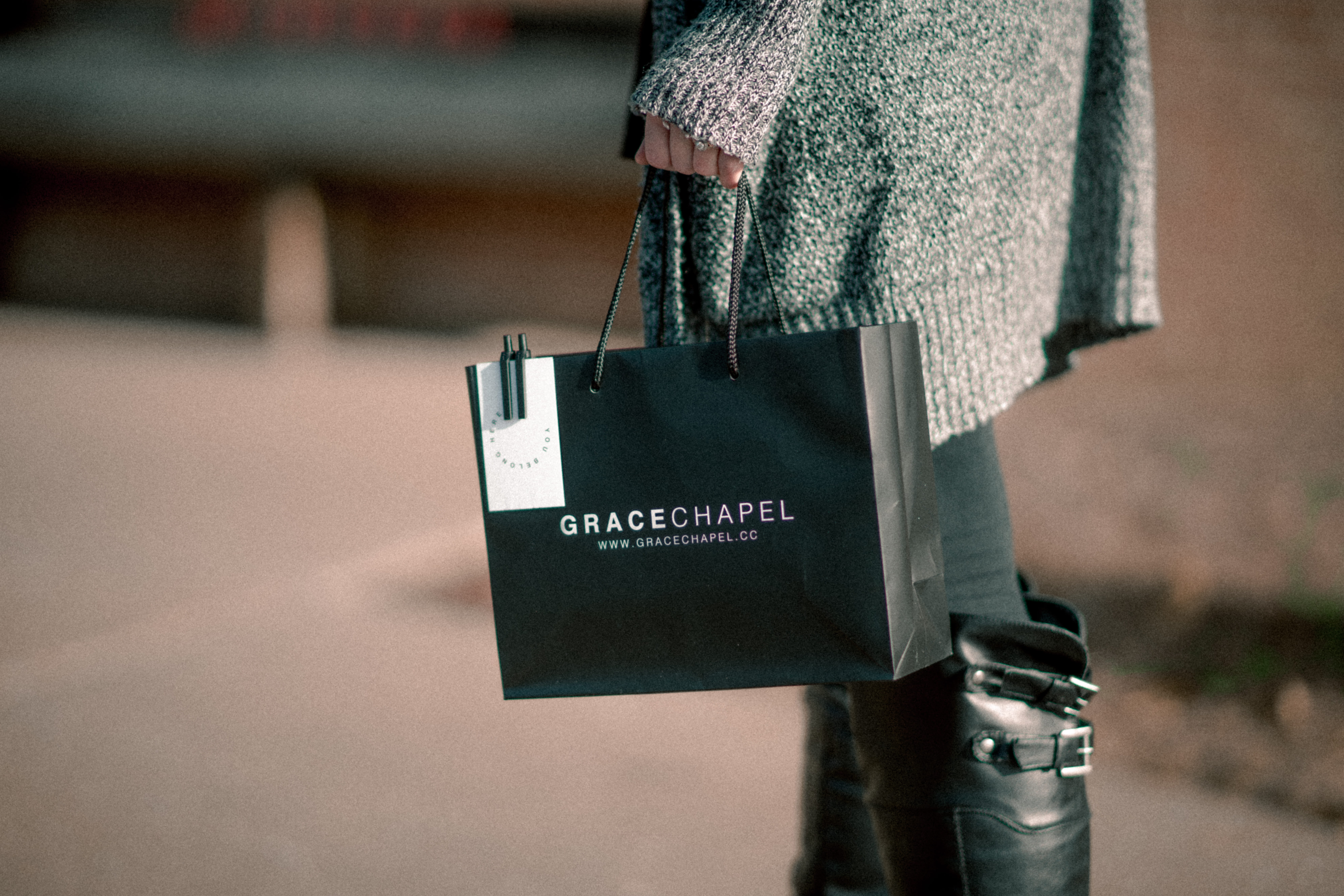 warm clothing, communication, paper, western script, shopping, bag, casual clothing, chapel, text, cardigan, day, close-up, woman, city, 8K, holding, hanging, HD Wallpaper