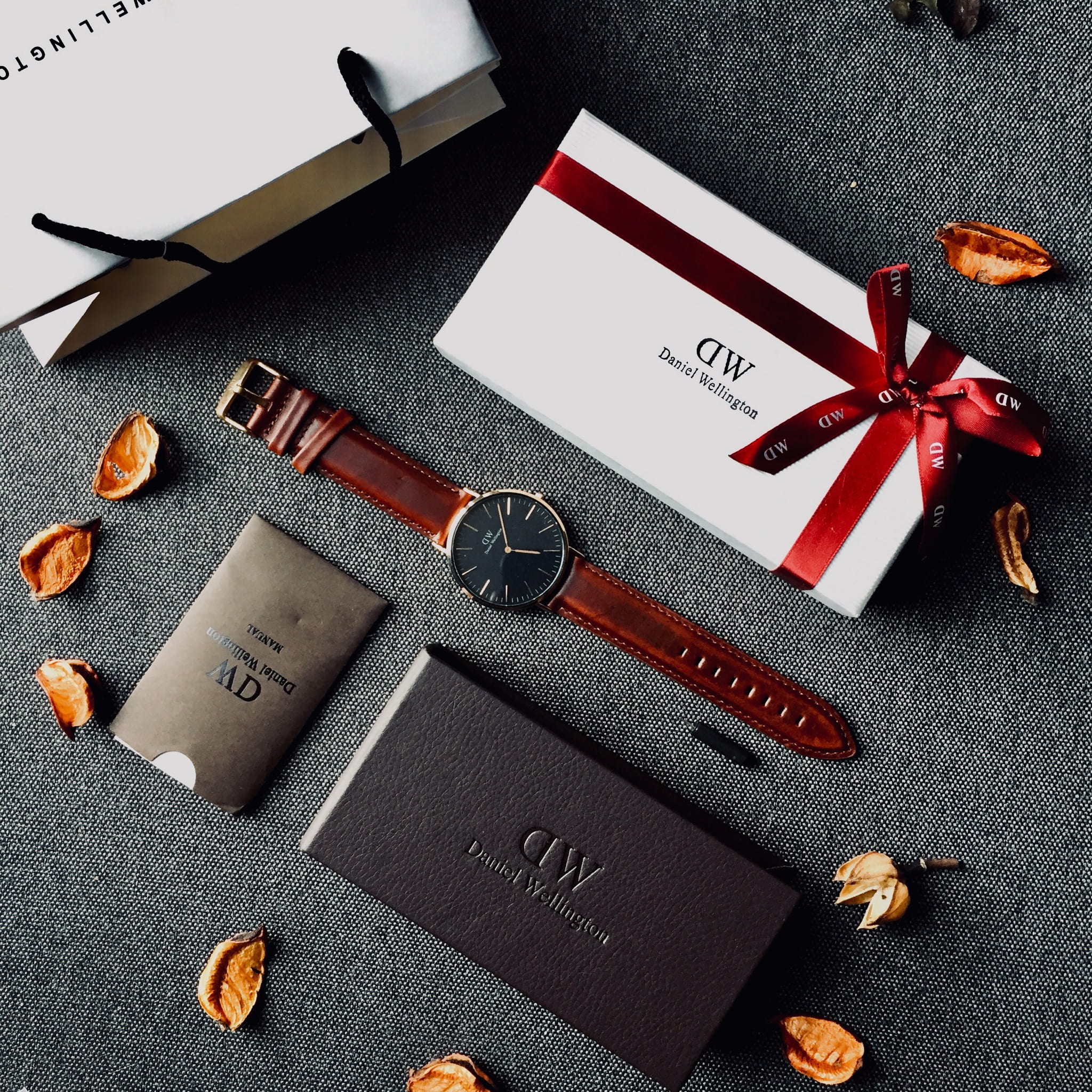 yextile, time, communication, danielwellington, bag, round, brown, text, face, western script, white, close-up, table, wrist watch, paper, art and craft, Phone HD Wallpaper
