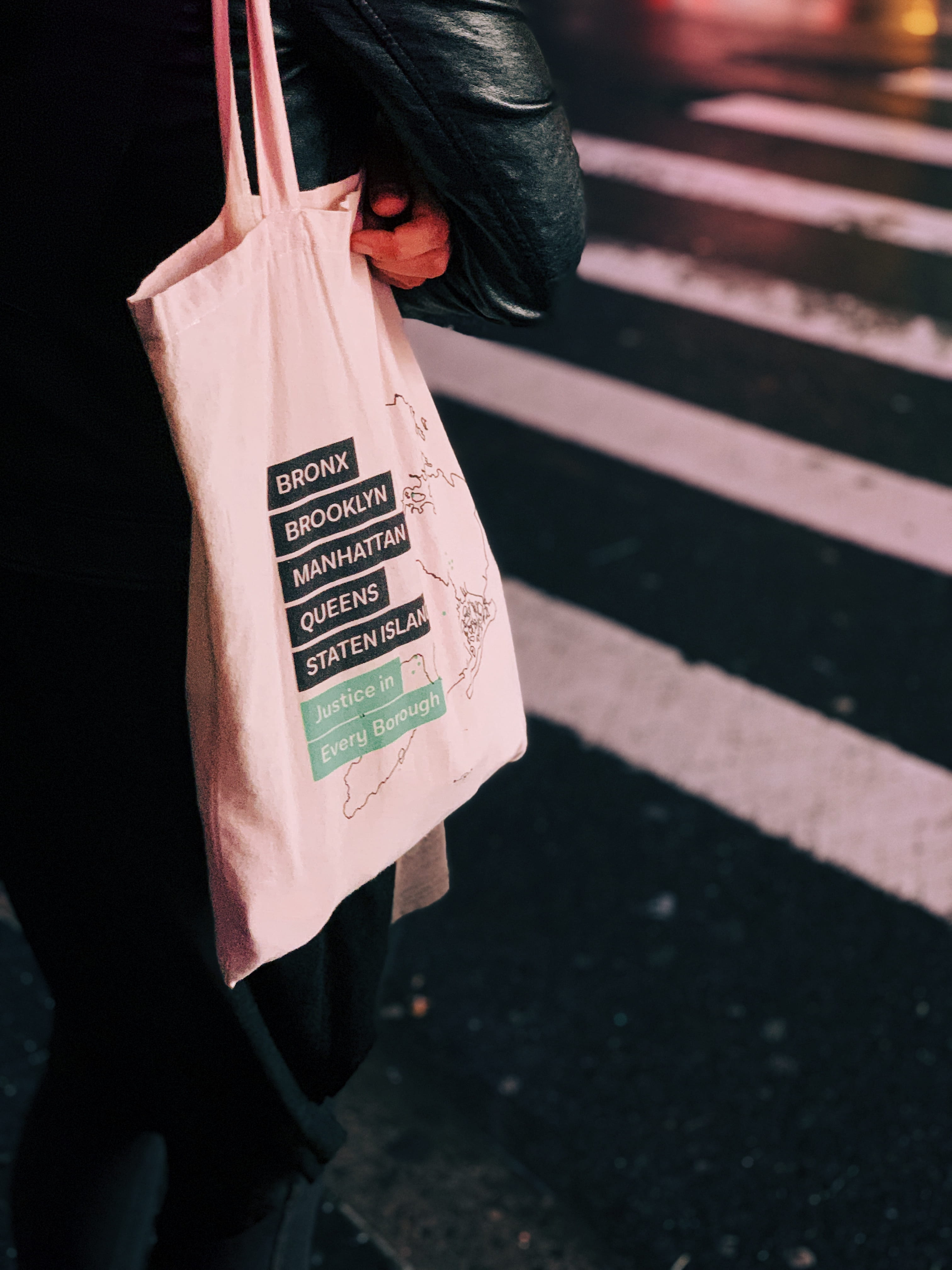 city, hand, western script, lifestyles, clothing, standing, human hand, communication, human body part, real people, one person, tote, 4K, message, bag, Phone HD Wallpaper