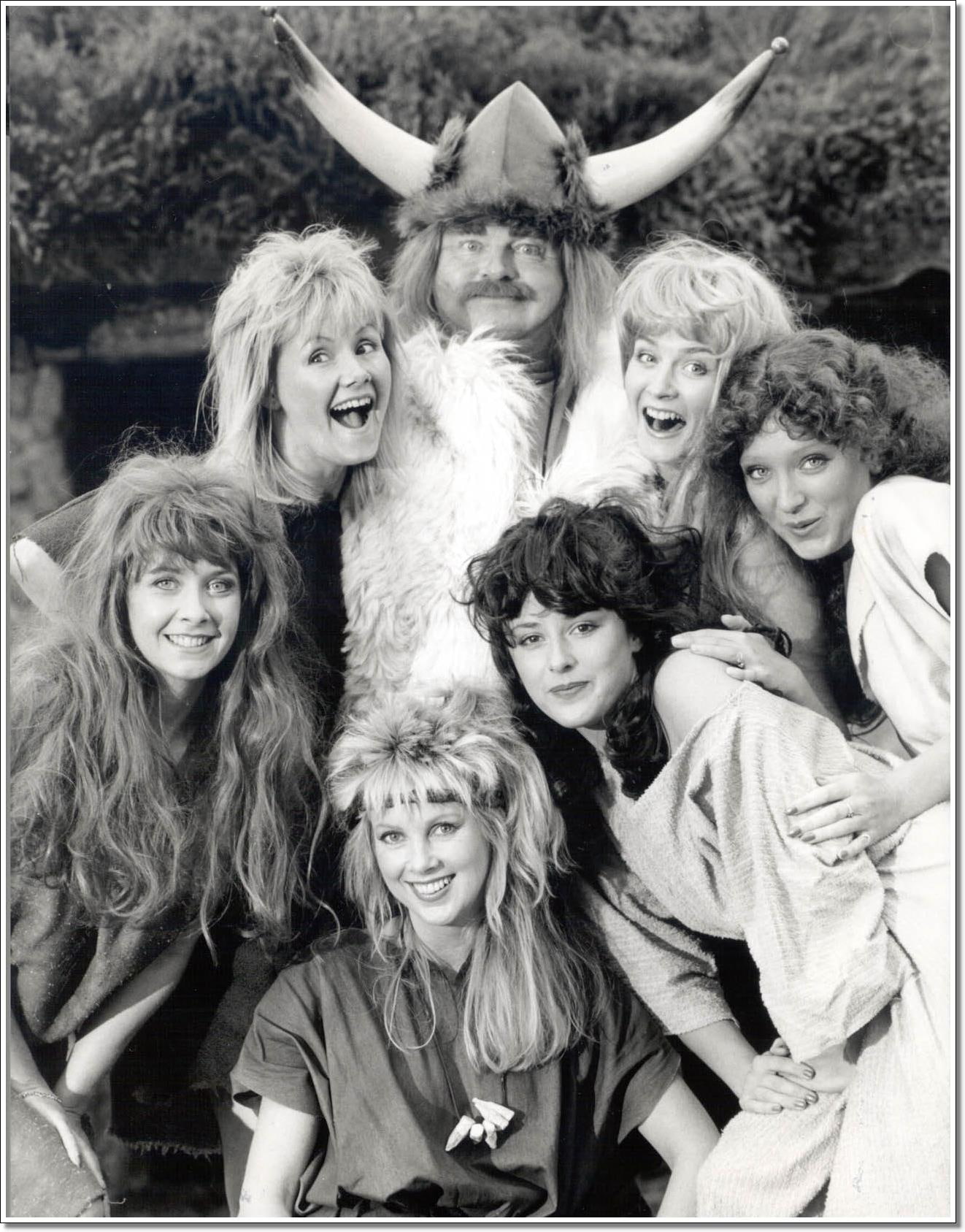 boys, monochrome, Benny Hill, happiness, brunette, offspring, vintage, girls, smiling, men, group of people, viking, females, fun, sister, people, photography, Phone HD Wallpaper