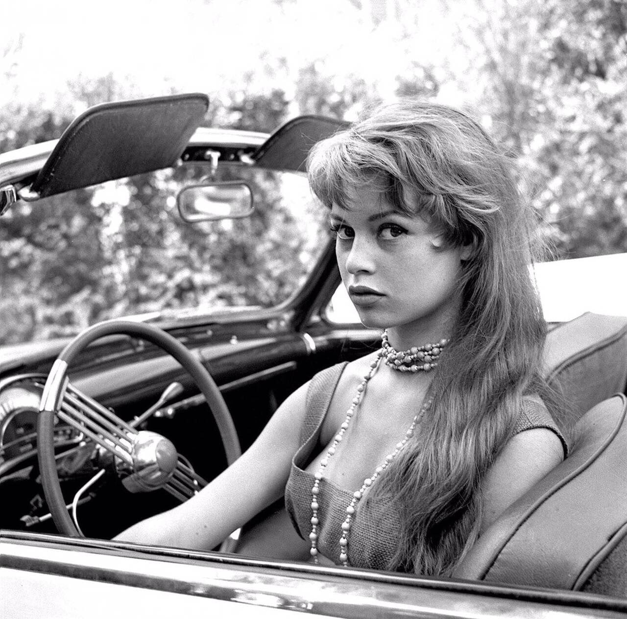 1950s, vintage, women outdoors, 720P, necklace, women, photography, steering wheel, actress, monochrome, long hair, Brigitte Bardot, old photos, Cabrio, HD Wallpaper