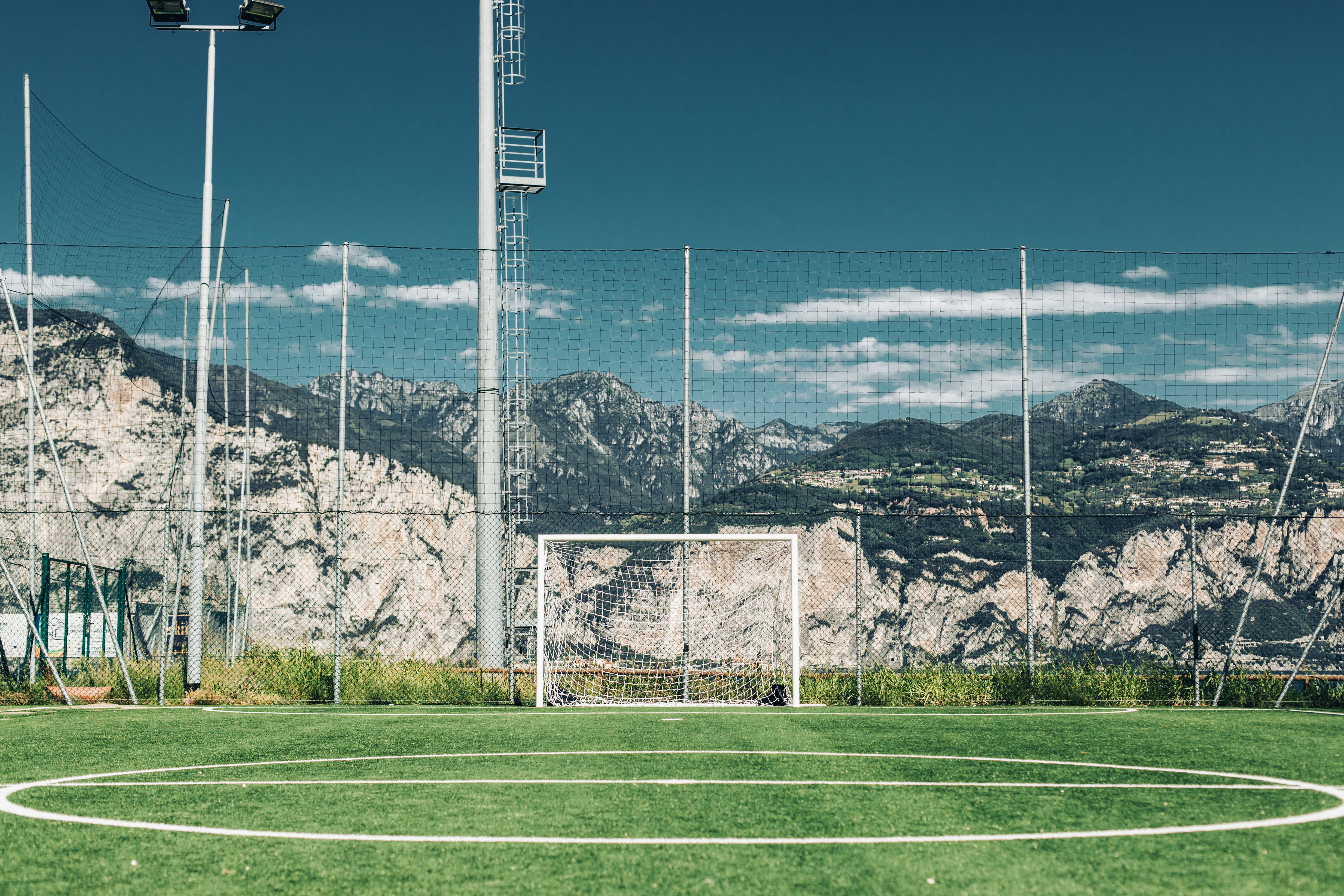 no people, plant, white line, soccer, team sport, day, grass, pitch, football, sunny, soccer field, playing field, architecture, floodlight, HD Wallpaper