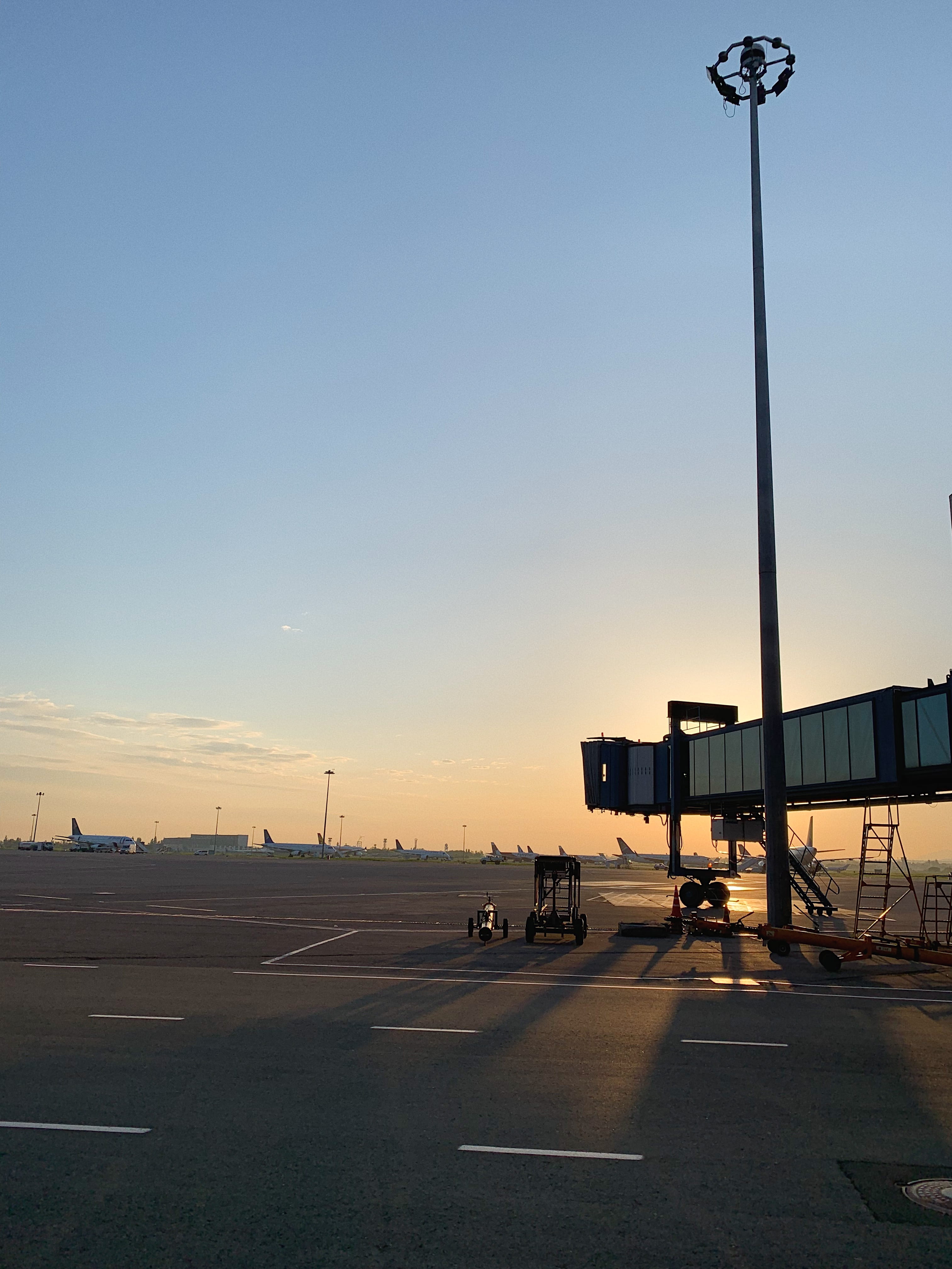 urban, road, clear sky, way, built structure, human, airplane, tarmac, sunset, 4K, highway, asphalt, mode of transportation, no people, air vehicle, town, Phone HD Wallpaper