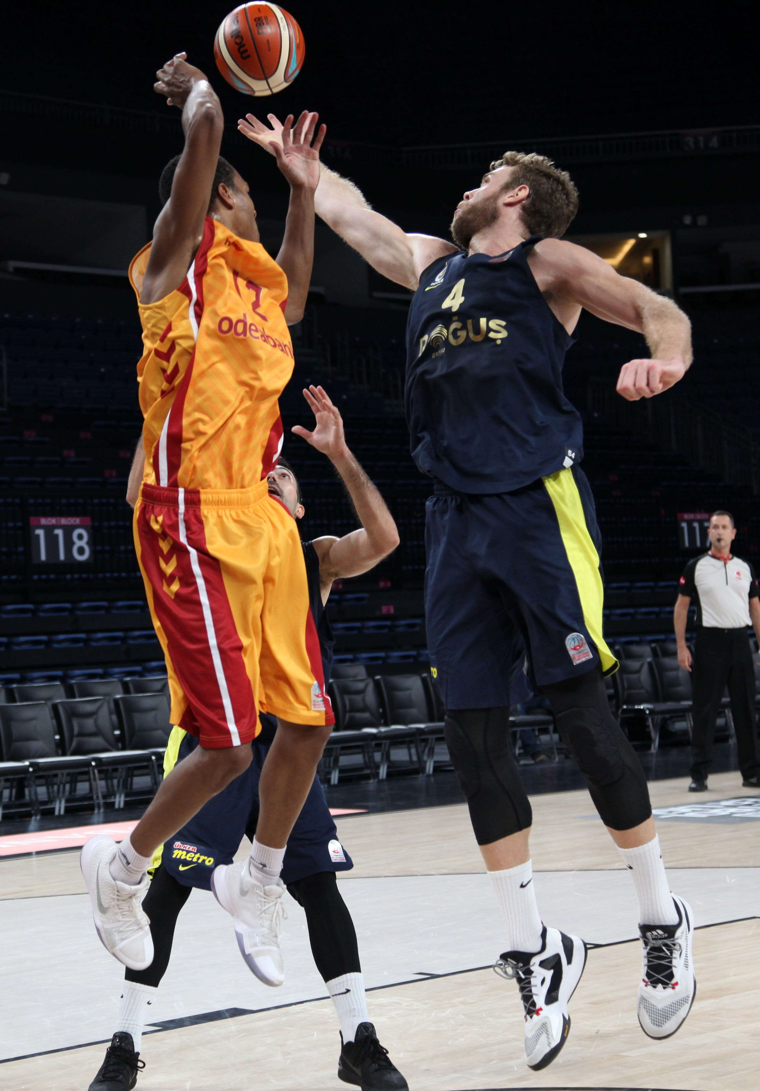 basketball, human arm, athlete, motion, basketball uniform, doğuş fenerbahce, galatasaray odeabank, tahincioglu basketball super league, 2K, basketball - sport, Phone HD Wallpaper
