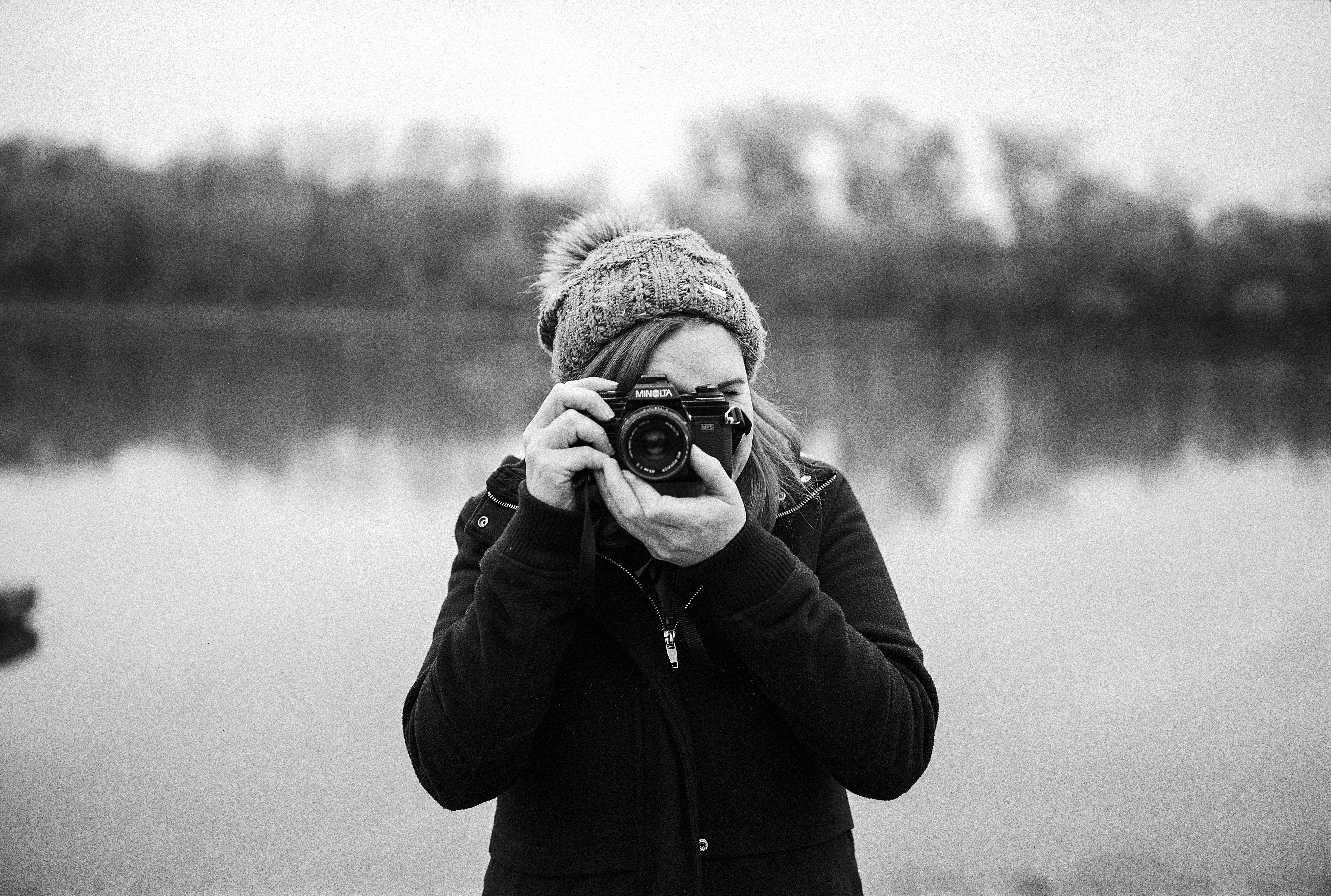 royalty, picture, snapshot, winter, shallow, hat, slr camera, photograph, holding, 5K, woman, men, focus, mediterranean, technology, person, adult, tourist, HD Wallpaper