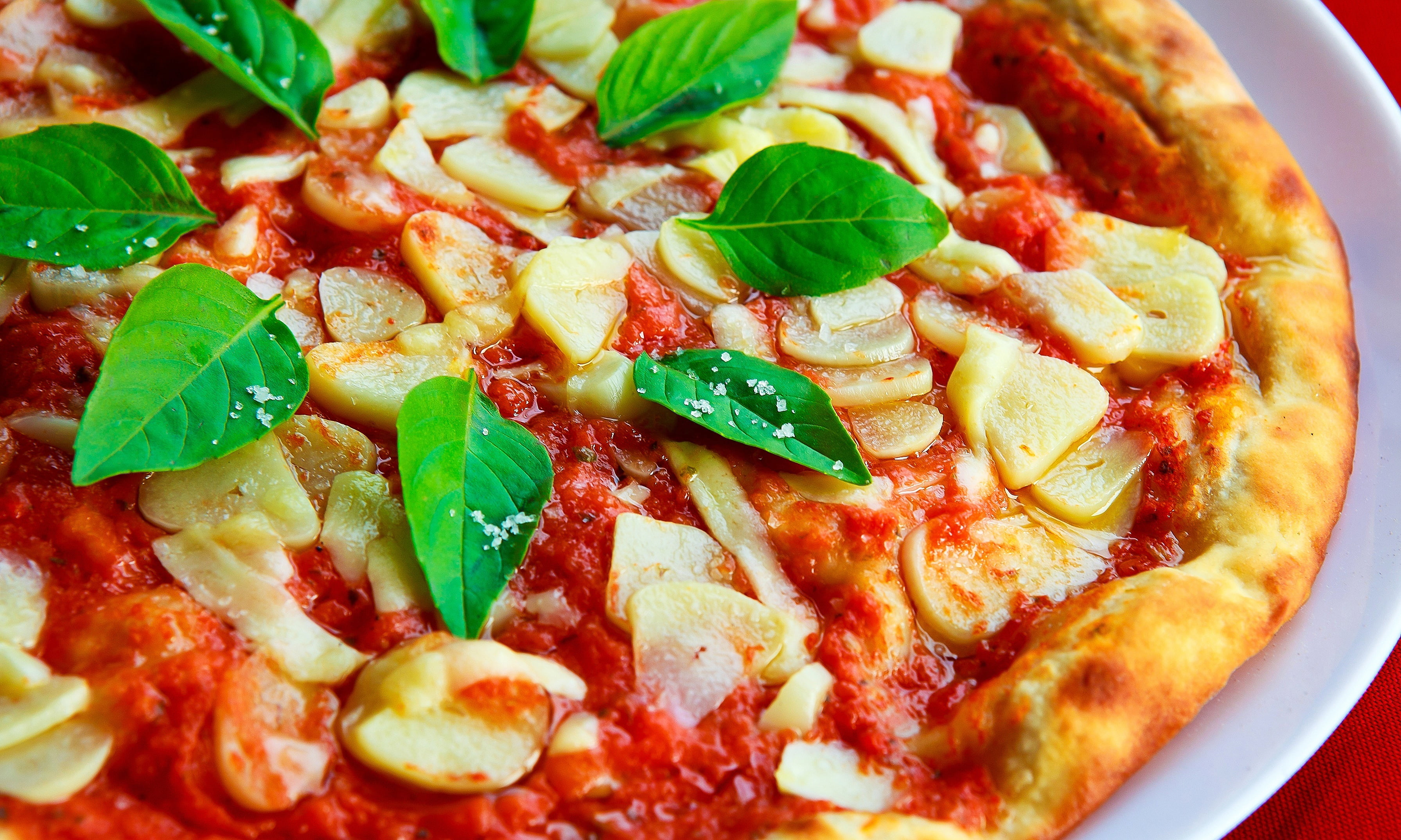 close-up, pizza, indoors, freshness, 2K, indulgence, tomato, food and drink, temptation, garnish, dairy product, garlic, vegetable, mint leaf - culinary, HD Wallpaper