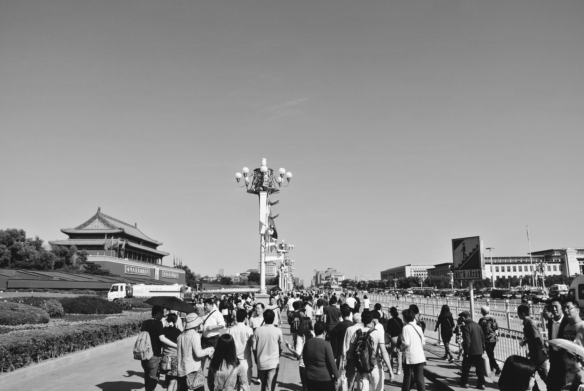 group of people, statue, day, skyline, architecture, photography, built structure, cityscape, sky, black and white, 1080P, sculpture, large group of people, HD Wallpaper