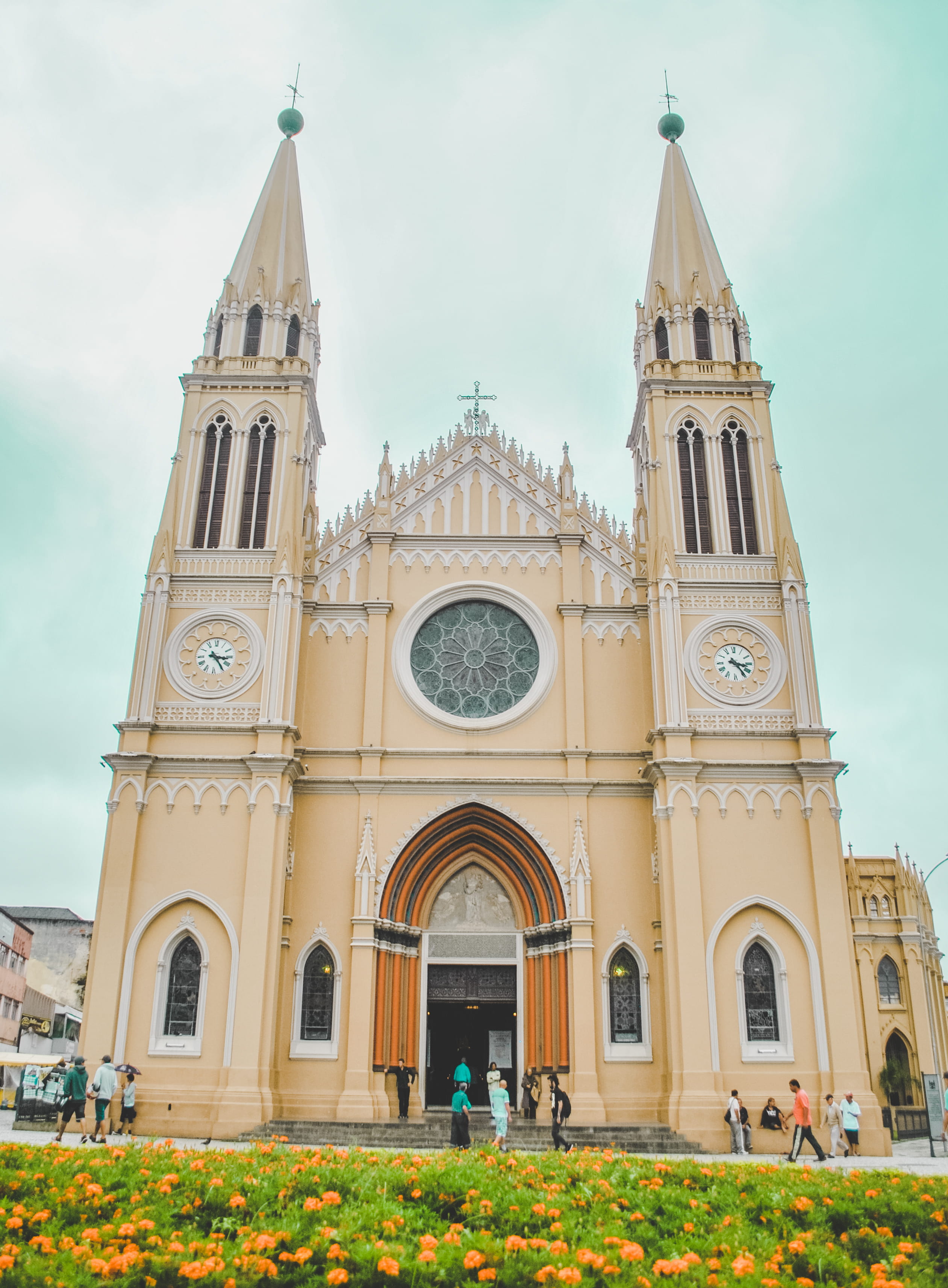 igreja, spire, plant, sky, building exterior, church, place of worship, built structure, brazil, facade, architecture, 2K, brasil, curitiba, catholic, Phone HD Wallpaper