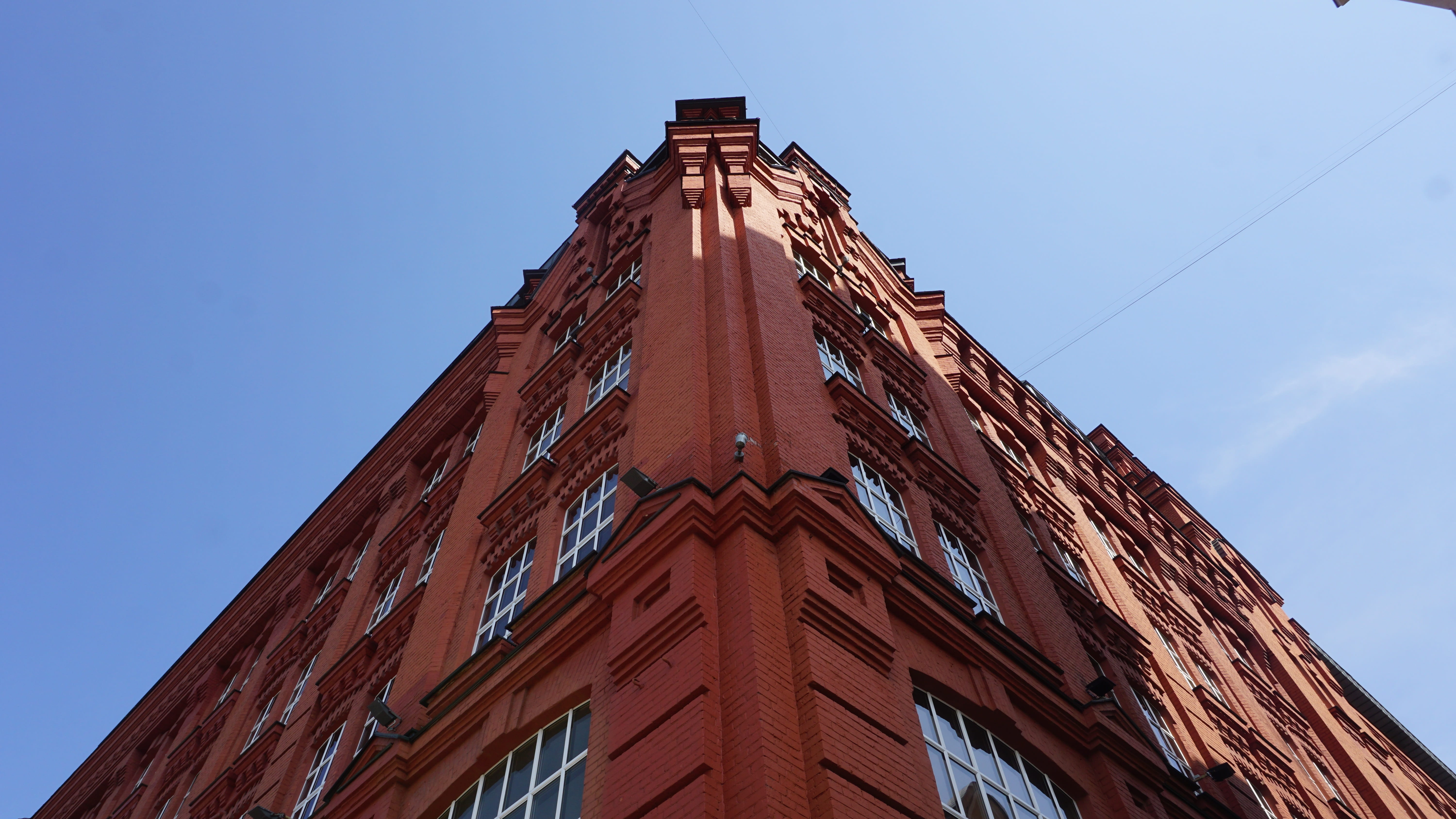 brick, sunny, exterior, home, house, day, vintage, place of worship, blue, outdoors, street, urban, green, europe, design, work, low angle view, people, HD Wallpaper