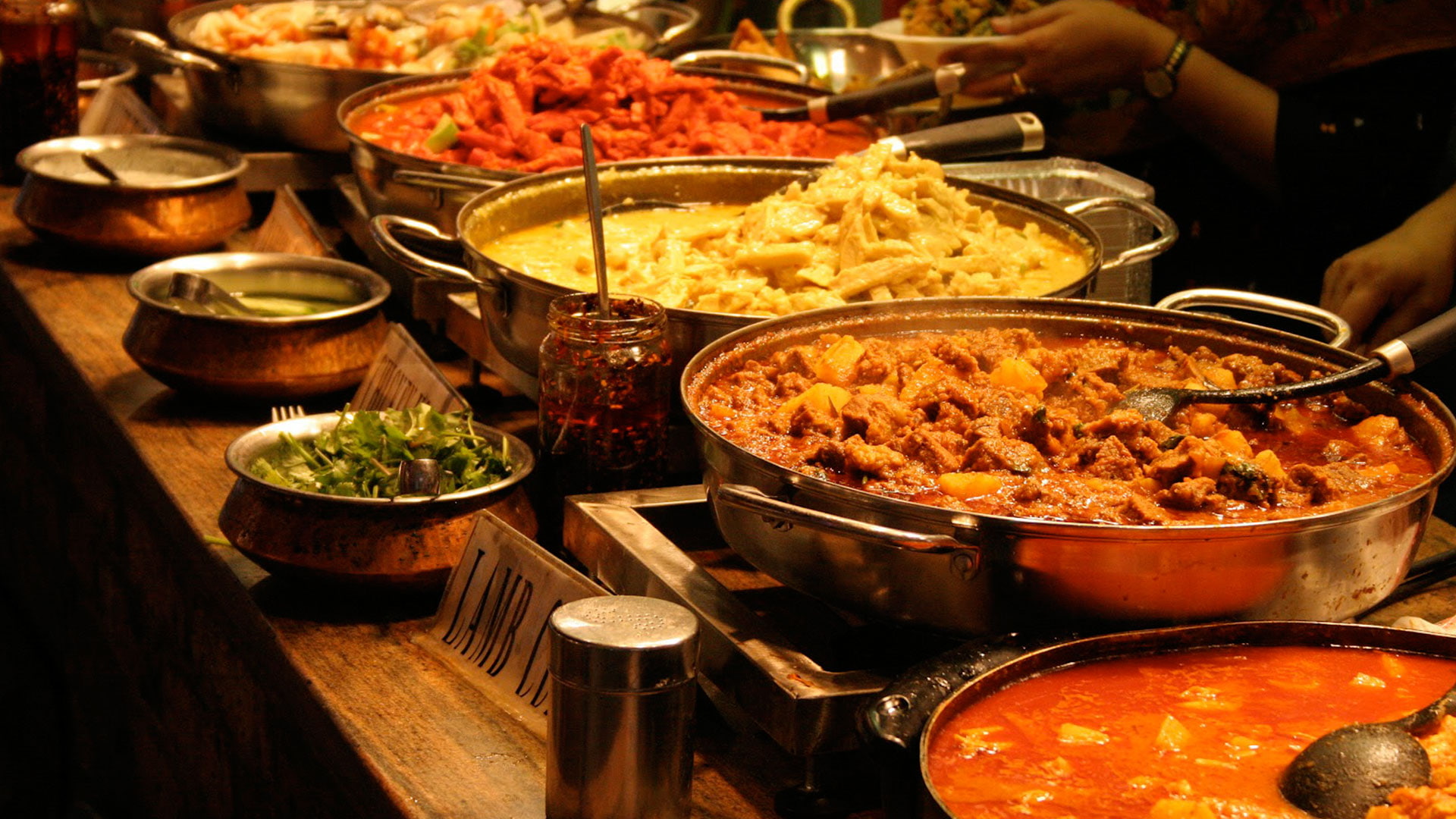 focus on foreground, food, india, indoors, cocina, meat, ready-to-eat, hand, comida, human body part, human hand, meal, choice, 1080P, freshness, food and drink, HD Wallpaper
