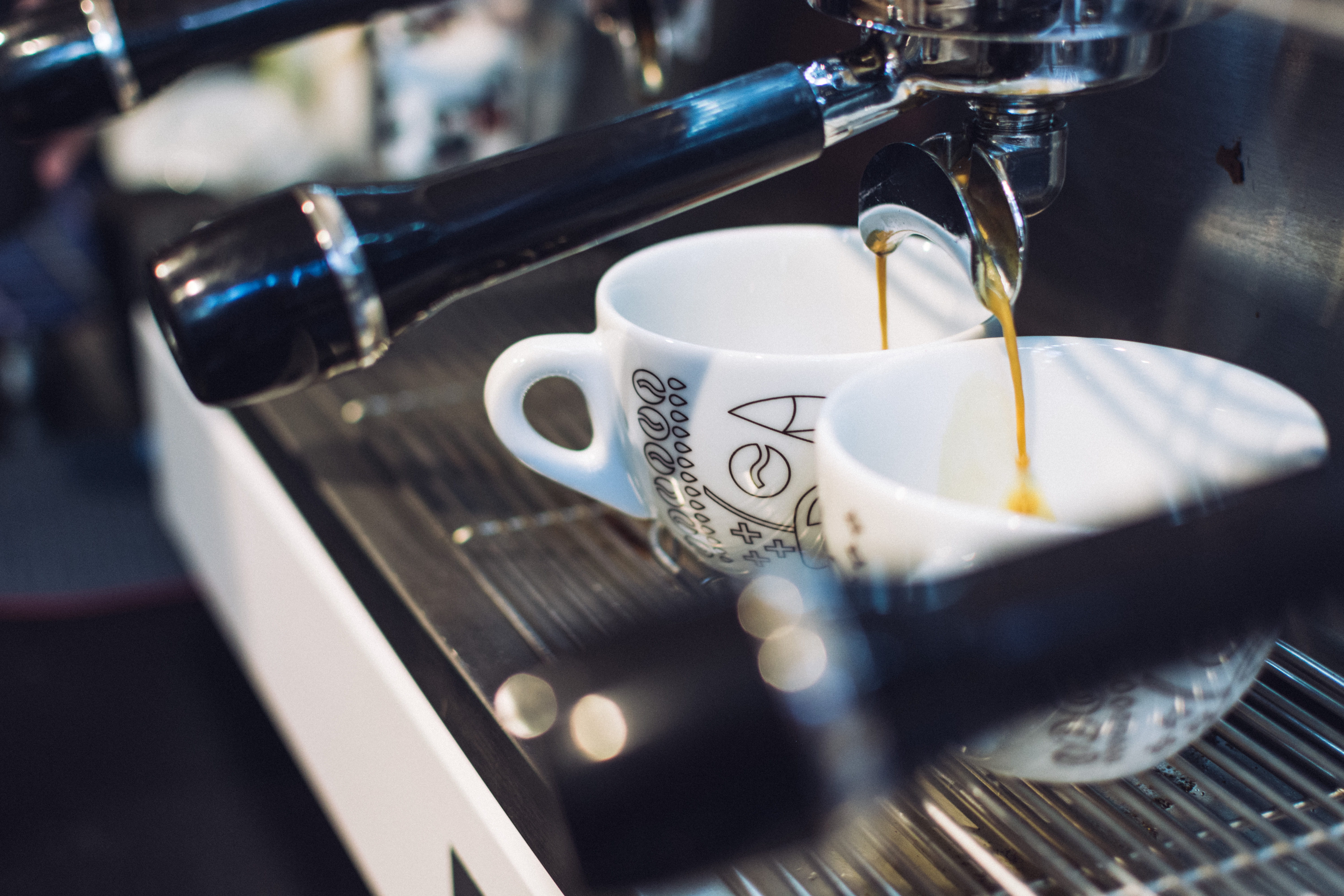 coffee - Drink, restaurant, coffee, still life, technology, no people, ready, Get ready, caffeine, drink, selective focus, pouring, food and drink, mug, HD Wallpaper