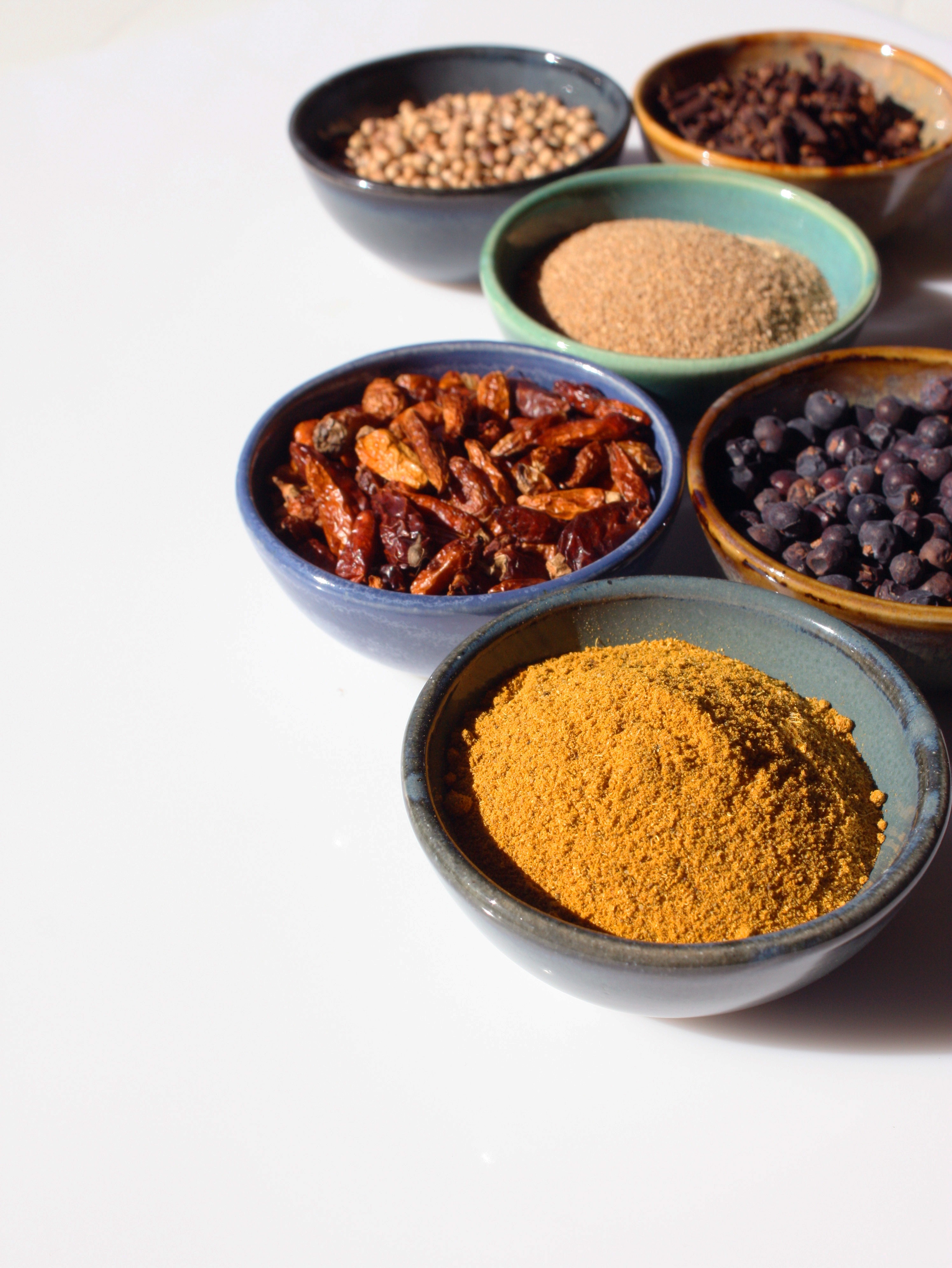 4K, freshness, cloves, food, aroma, pepper - Seasoning, studio shot, gastronomy, seasoning, eating utensil, healthy eating, food and drink, dry, variation, Phone HD Wallpaper