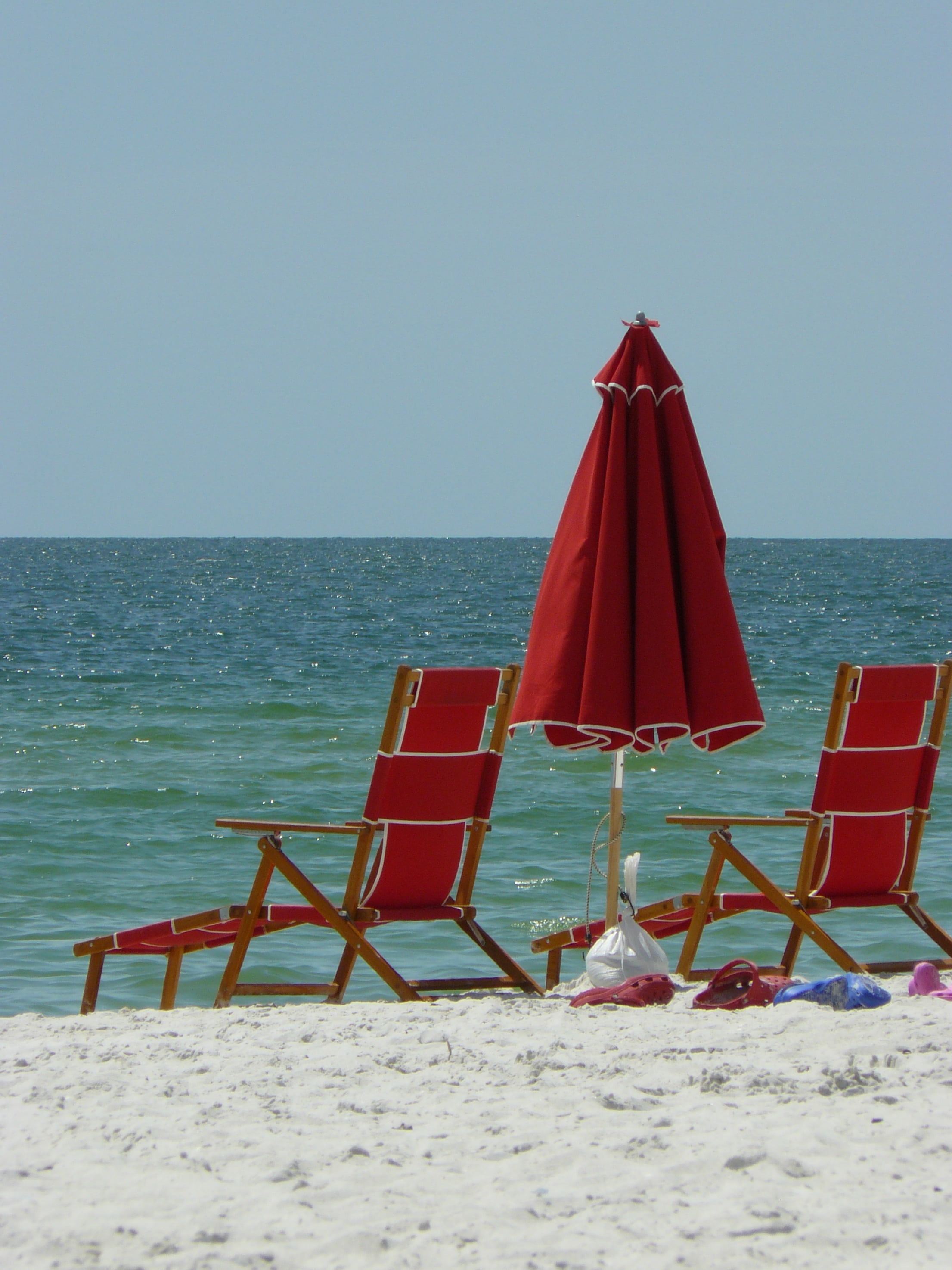 tranquil scene, sky, peaceful, umbrella, beauty in nature, summer, protection, land, red, naples, no people, horizon over water, beach chairs, florida, Phone HD Wallpaper