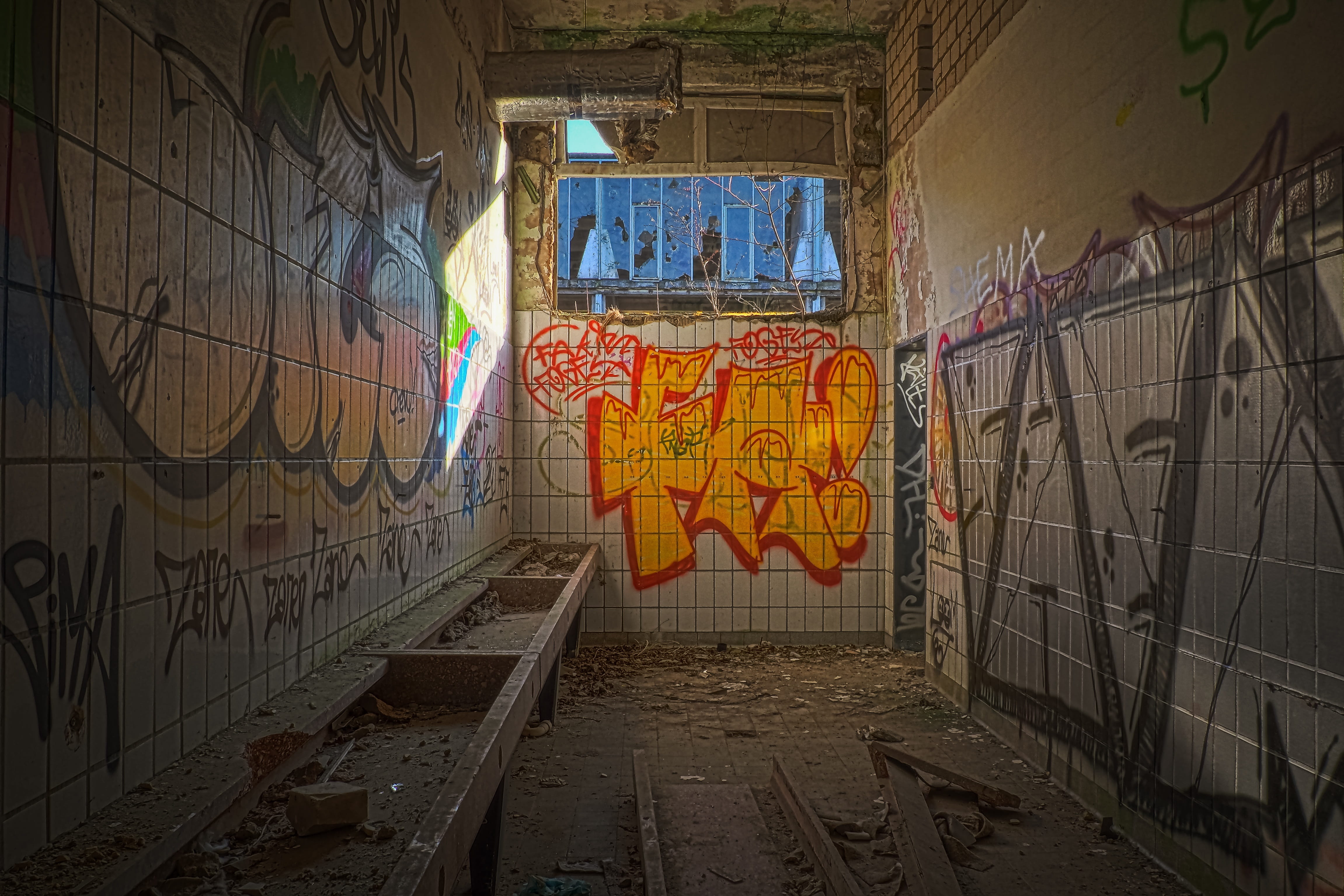 damaged, within, decay, destruction, run-down, built structure, passed, shabby, architecture, mural, art and craft, broken, old, building exterior, washroom, HD Wallpaper