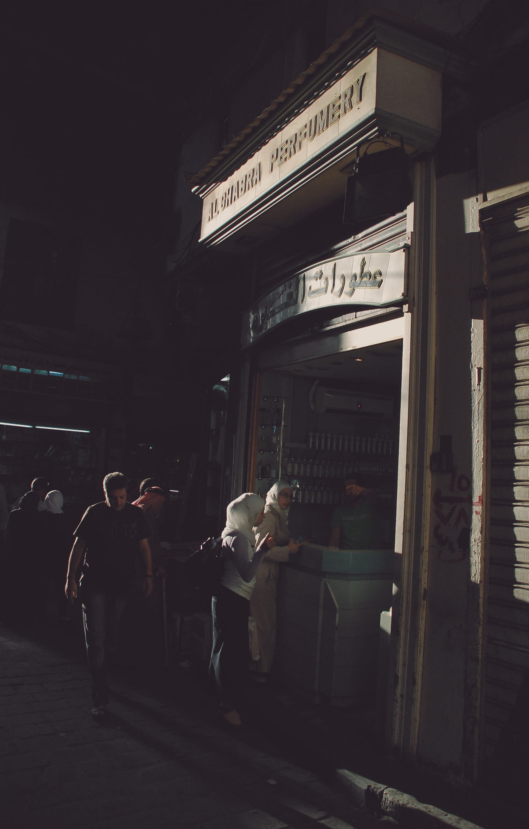 day, sunlight, rear view, communication, western script, shadow, group of people, damascus, syria, architecture, built structure, lifestyles, adult, standing, Phone HD Wallpaper