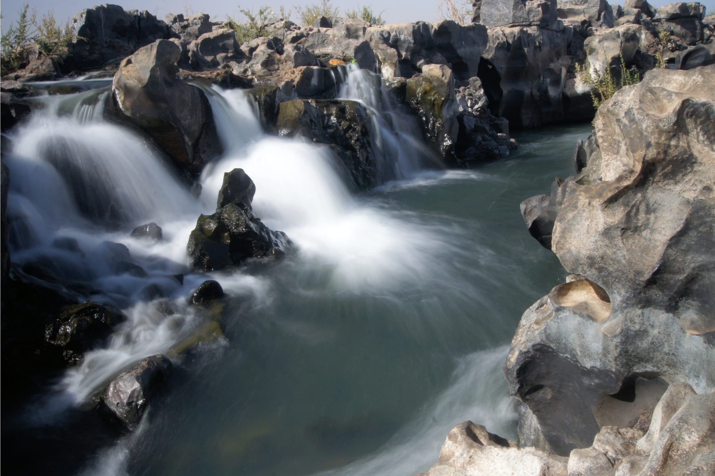 rock formation, flow, blurred motion, sea, fall, motion, river, day, cascade, outdoor, power, bamako, solid, roche, rock - object, land, beauty in nature, HD Wallpaper