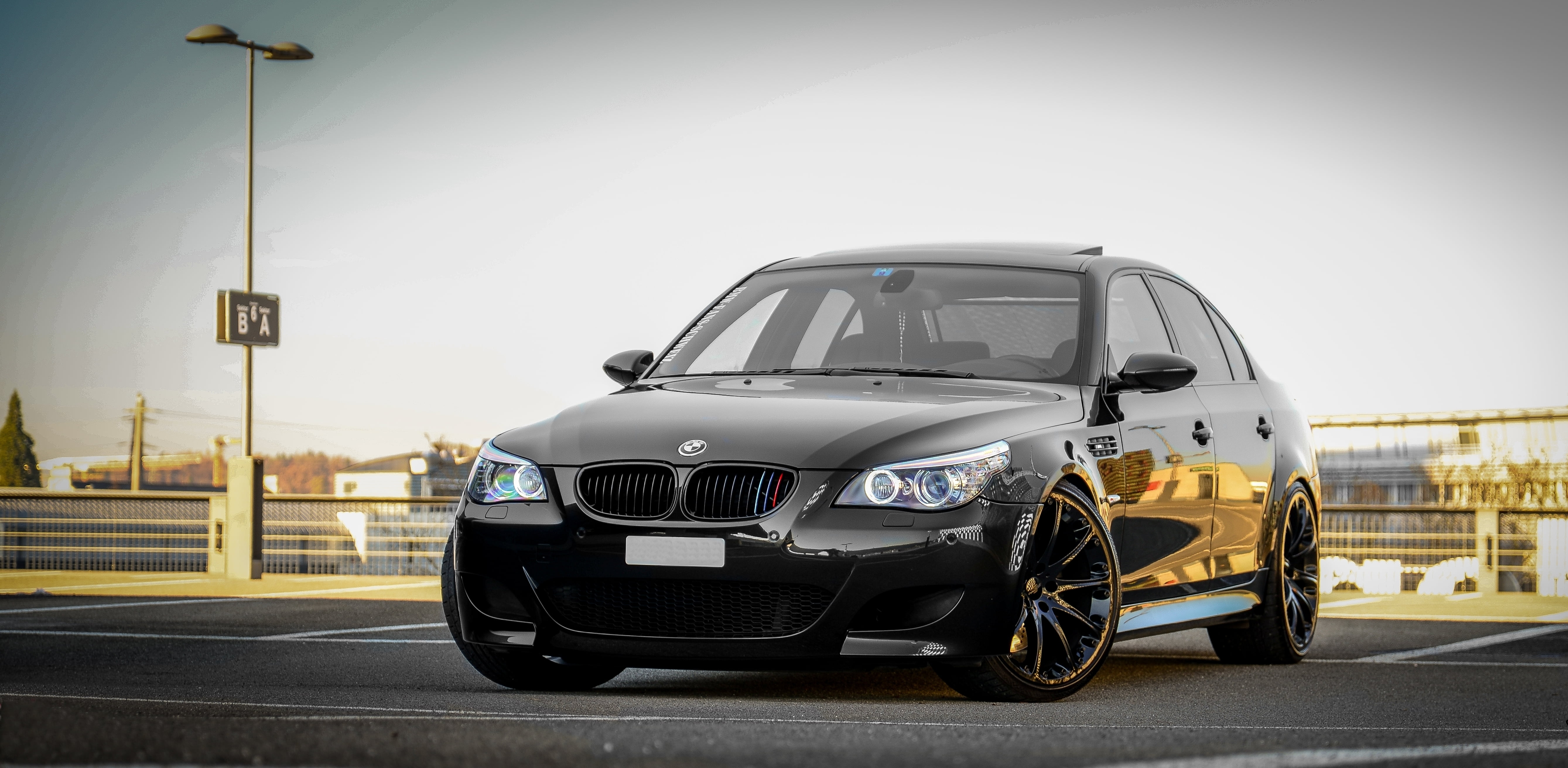 luxury, urban Scene, speed, editorial, car, land Vehicle, BMW, the sky, front View, built structure, city life, shiny, architecture, travel, modern, Parking, HD Wallpaper