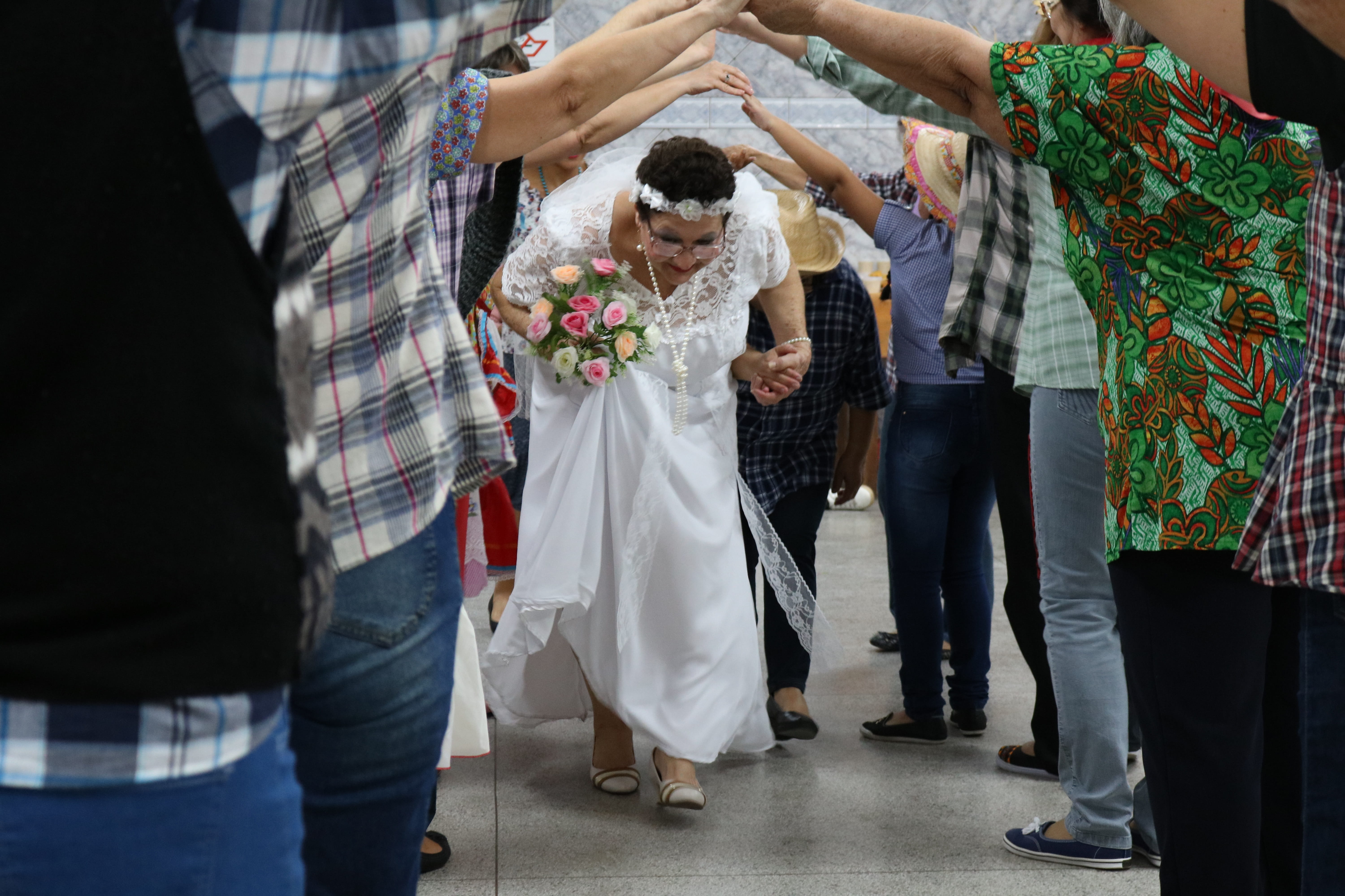 couple - relationship, bouquet, love, redneck, wedding, party, festa junina, togetherness, people, bridegroom, life events, northeast, real people, group, HD Wallpaper