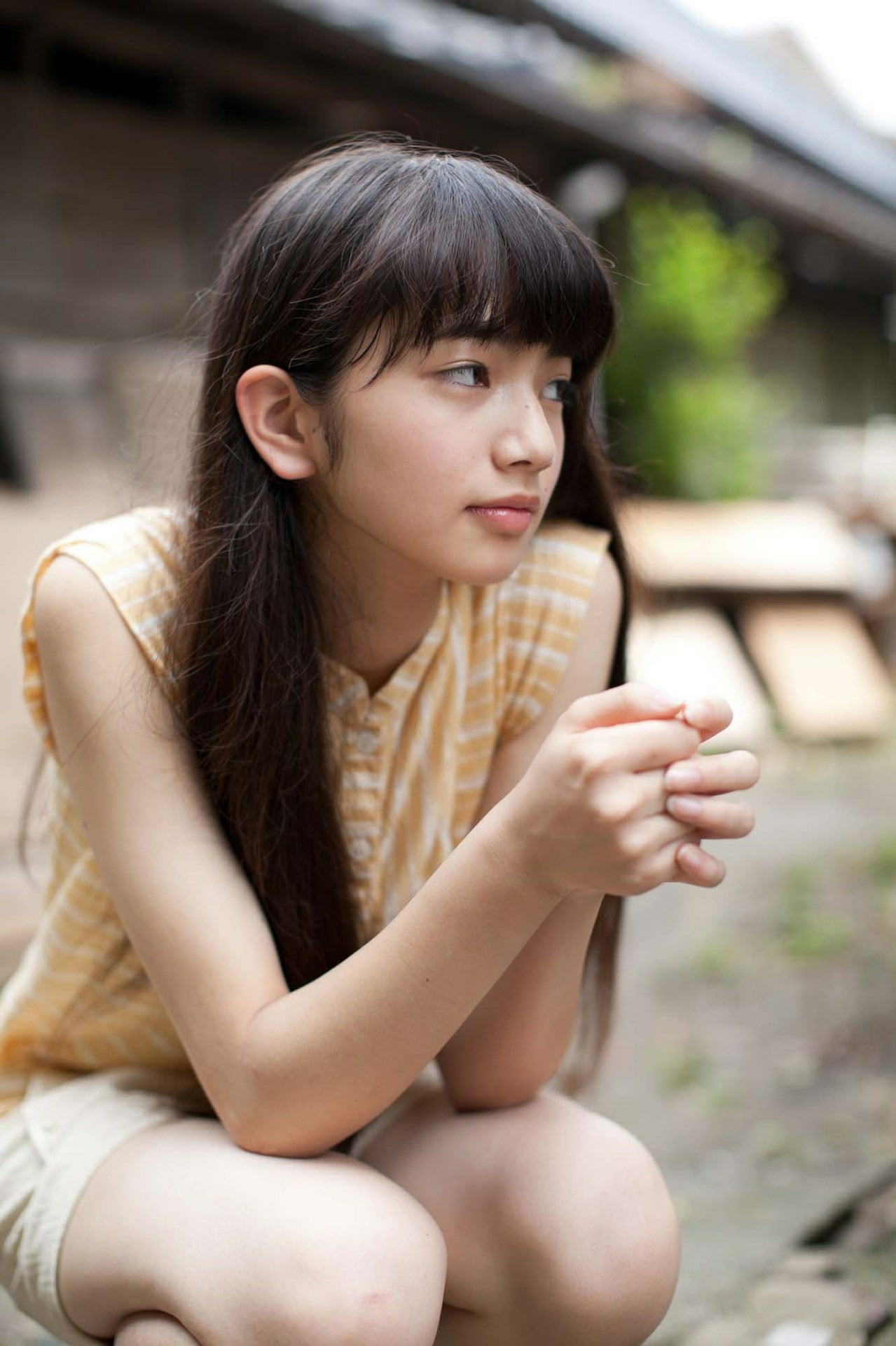 focus on foreground, hand, one person, Nana Komatsu, emotion, outdoors, adult, three quarter length, 1080P, bangs, brown hair, portrait, beautiful woman, Phone HD Wallpaper