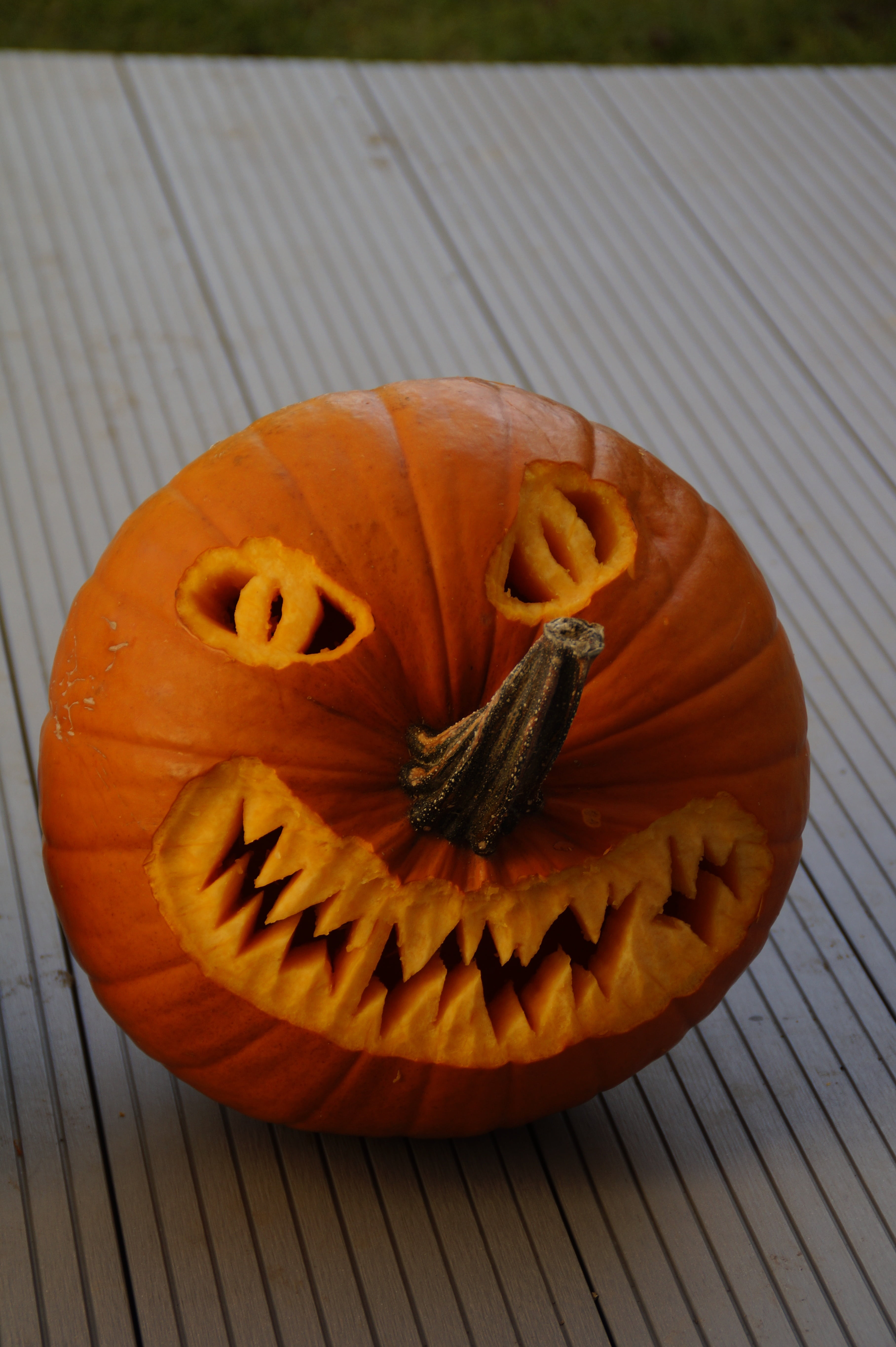 fun, 31 october, carved, anthropomorphic face, wood - material, vegetable, trick or treat, face, jack o lantern, orange color, halloween, grin, healthy eating, Phone HD Wallpaper