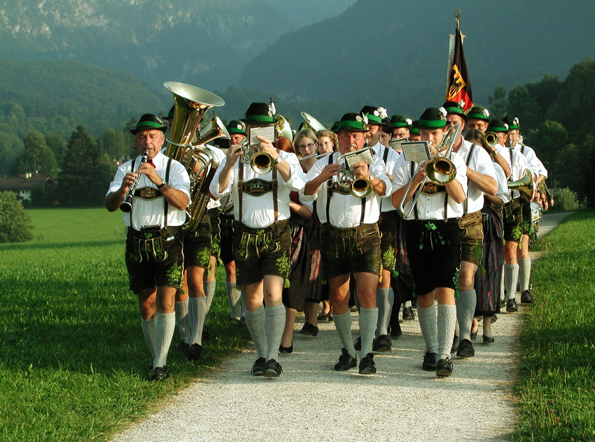 mountain, nature, tradition, bavaria, instruments, Customs, custom, grass, berchtesgaden, traditional clothing, crowd, alpine, marching, men, uniform, leather pants, HD Wallpaper