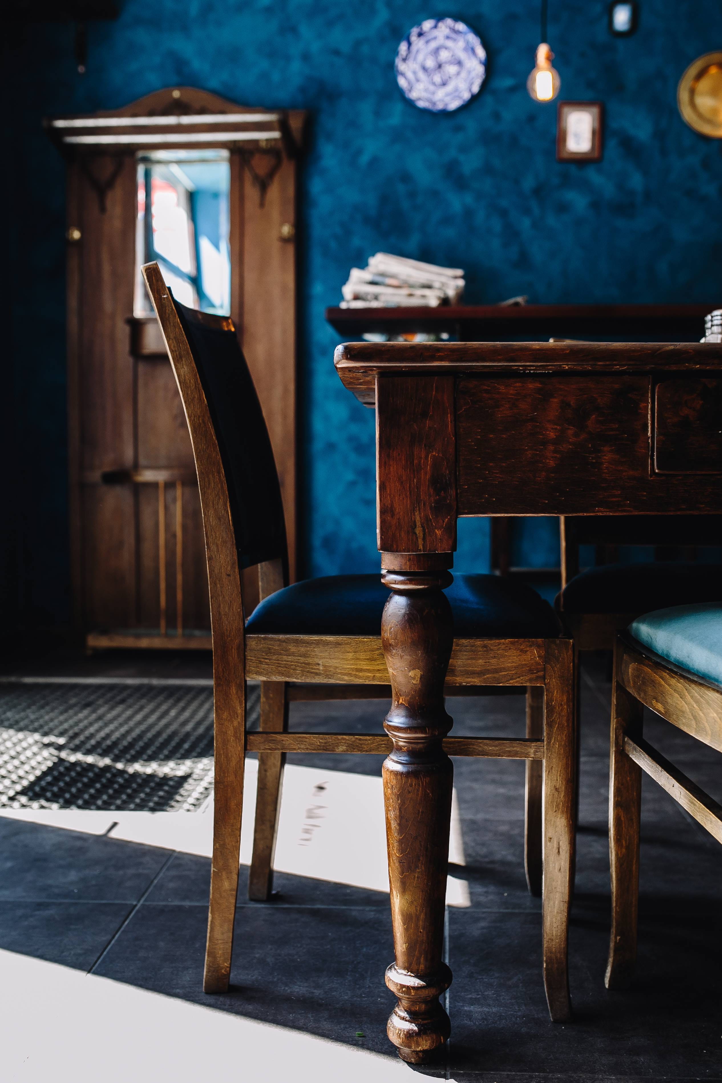 seat, focus on foreground, old-fashioned, Interior, old, day, furniture, blue, business, architecture, dark blue, indoors, indoor, brown, empty, table, Phone HD Wallpaper