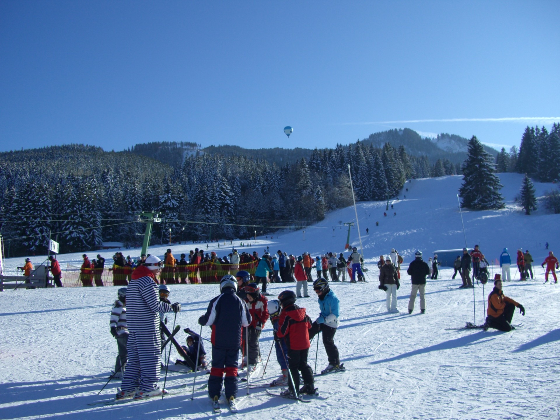 people, warm clothing, childrens ski course, holiday, outdoors, adventure, sky, 1080P, alpine pointed, playing, allgäu, blue, skiers, mountain, trip, skiing, HD Wallpaper