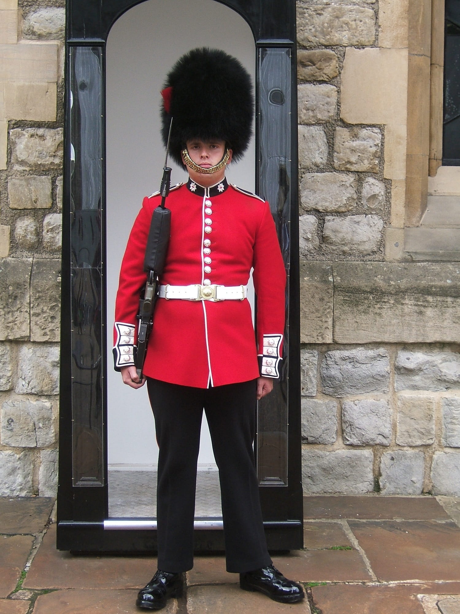 tower, built structure, front view, leisure activity, historical, uniform, Guard, day, military, weapon, standing, red, duty, casual clothing, uk, real people, Phone HD Wallpaper