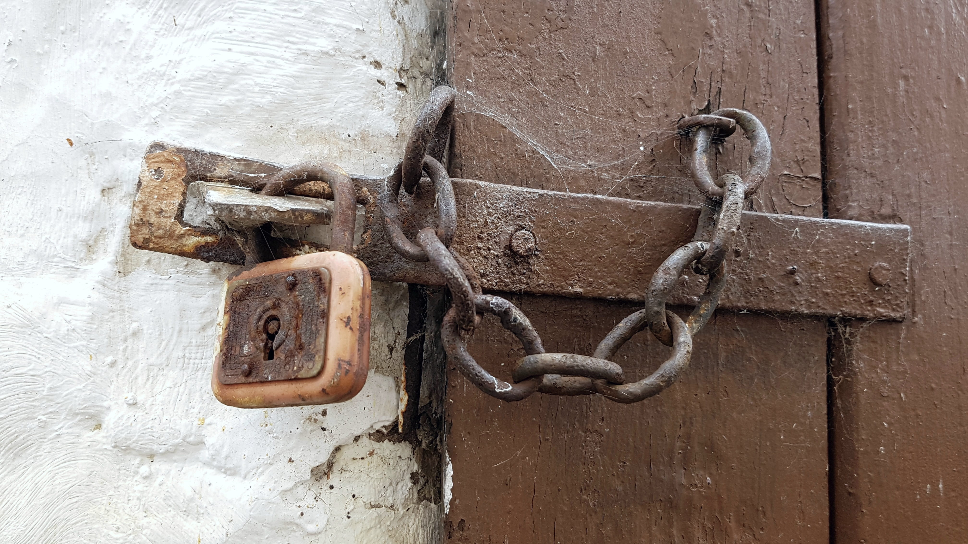 wall - building feature, u-lock, wood barn, closed, iron, castle, completed, connection, metal chain, latch, spider webs, door, day, security, goal, close-up, HD Wallpaper