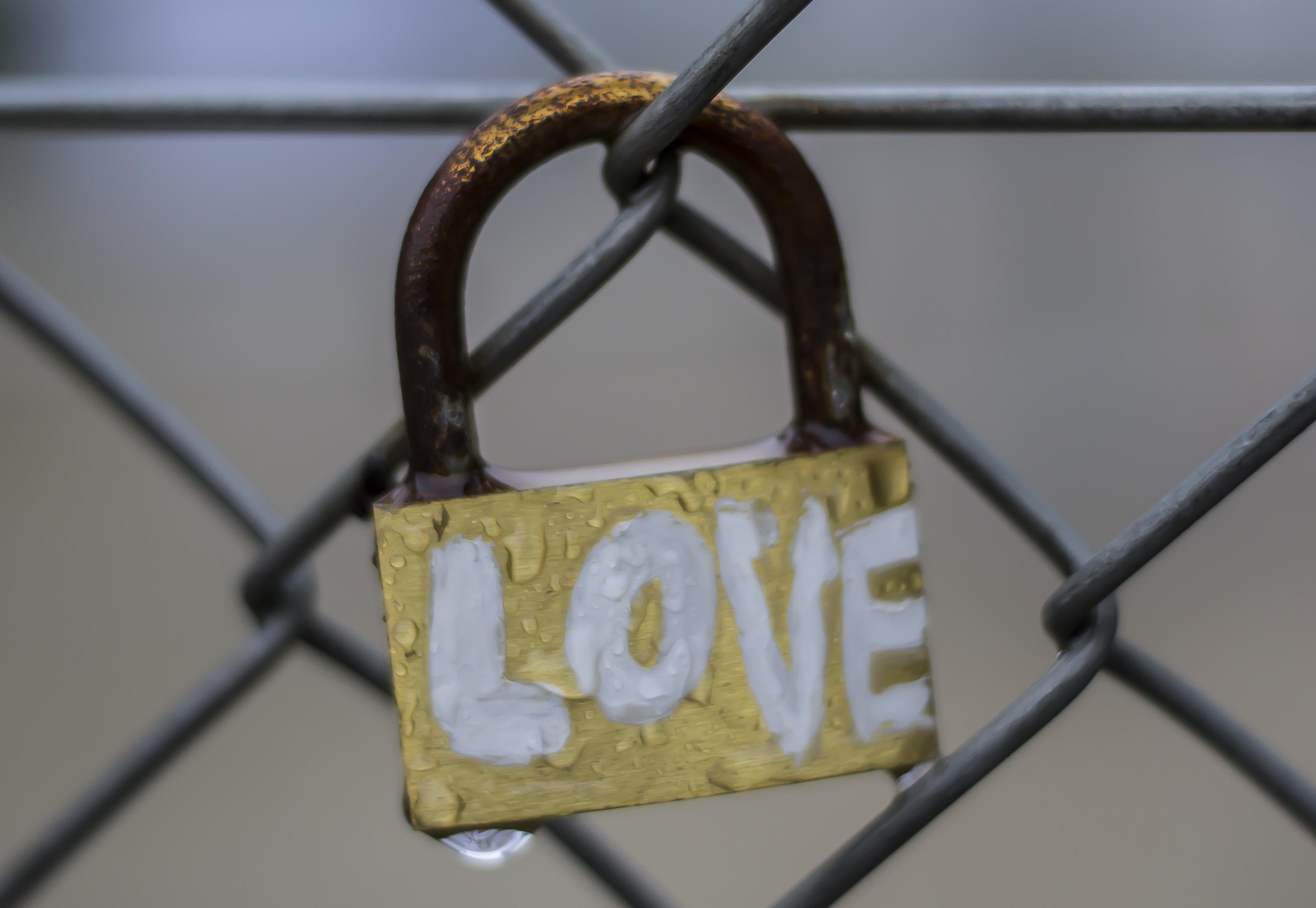 gold, lock, close up, 2K, Love Padlock, Brick Lane, brass, lock in, fence, Shoreditch, close, rain, Brick  Lane, high  street, station, wind, London  East, HD Wallpaper