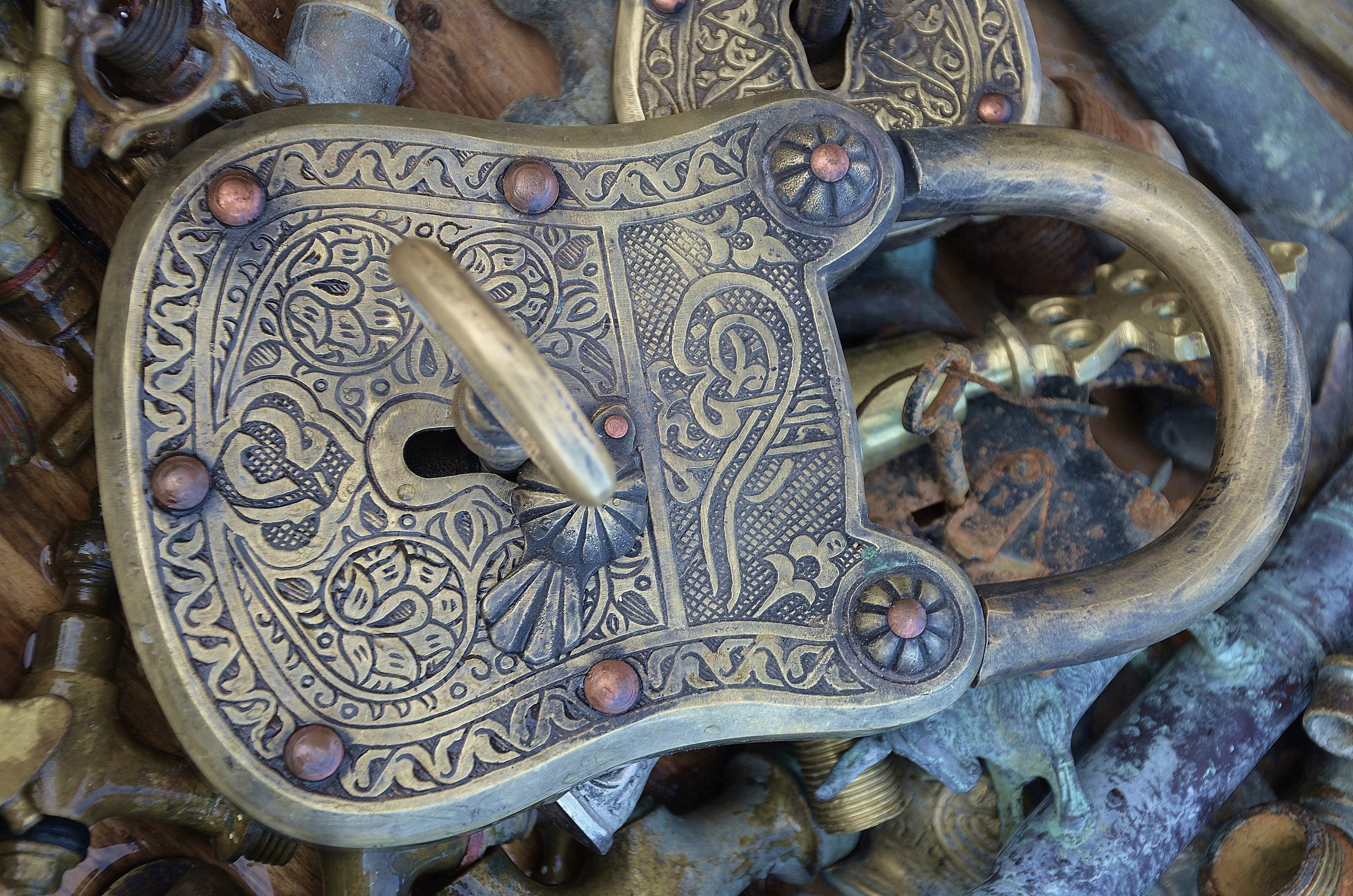 macro, building, padlocks, art and craft, antique, photp, design, belief, love castle, castle, animal representation, craft, black, ancient, religion, closeup, HD Wallpaper