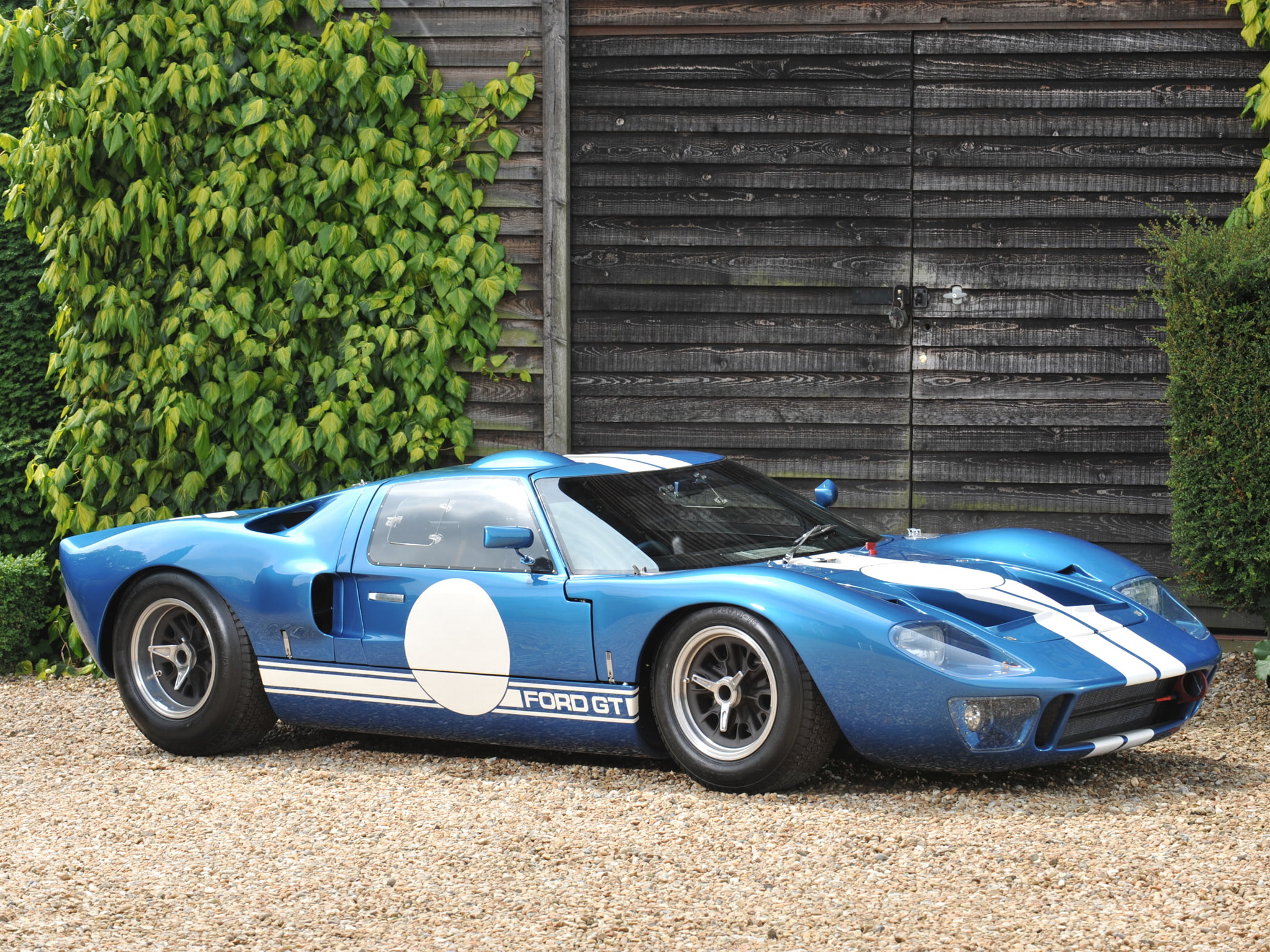 building, 1080P, side view, Dzhi ti, leaves, ford gt, Ford, HD Wallpaper