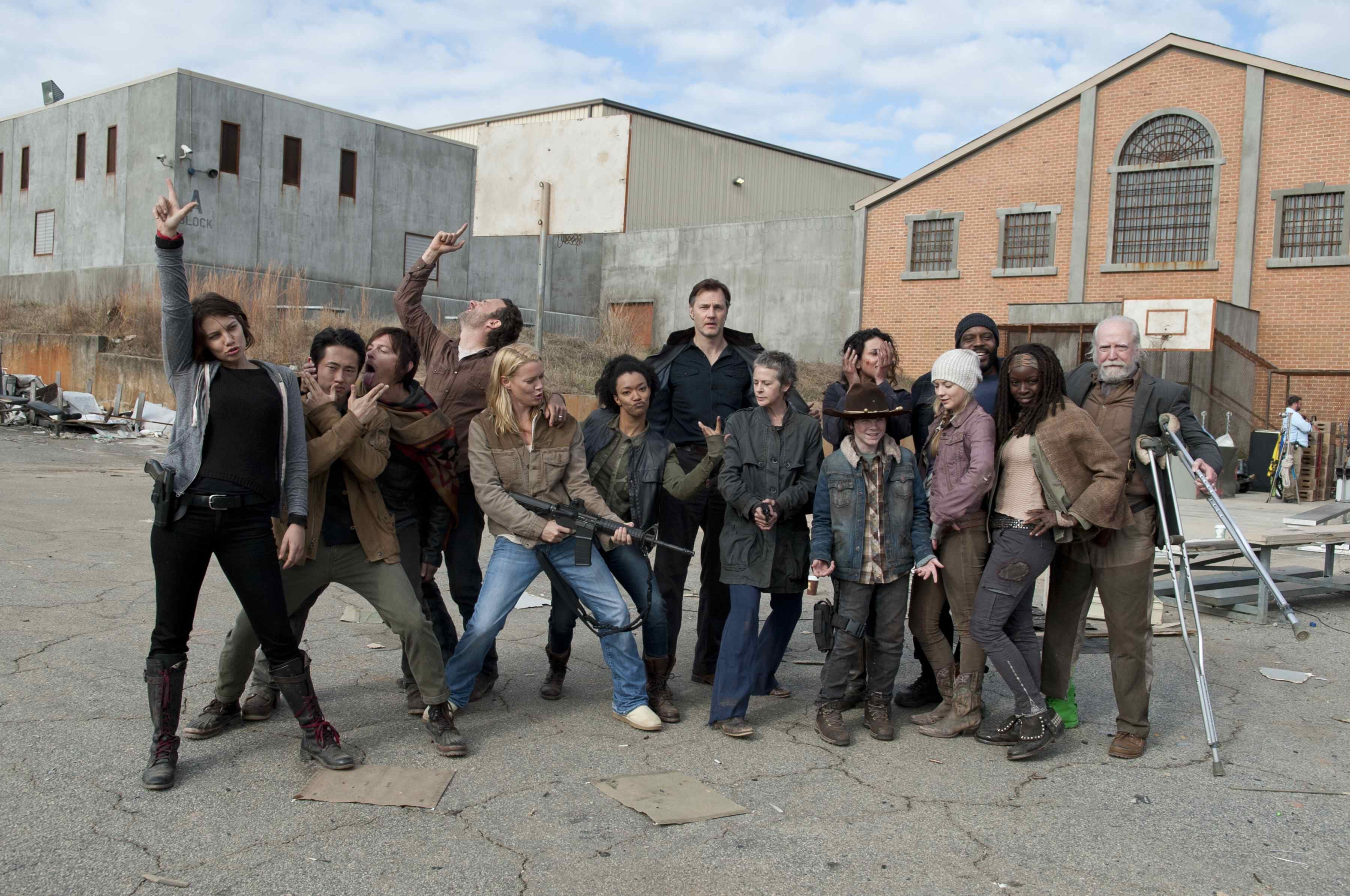 The Walking Dead, males, men, mid adult men, real people, crowd, group of people, Steven Yeun, full length, building exterior, 2K, women, human arm, standing, HD Wallpaper