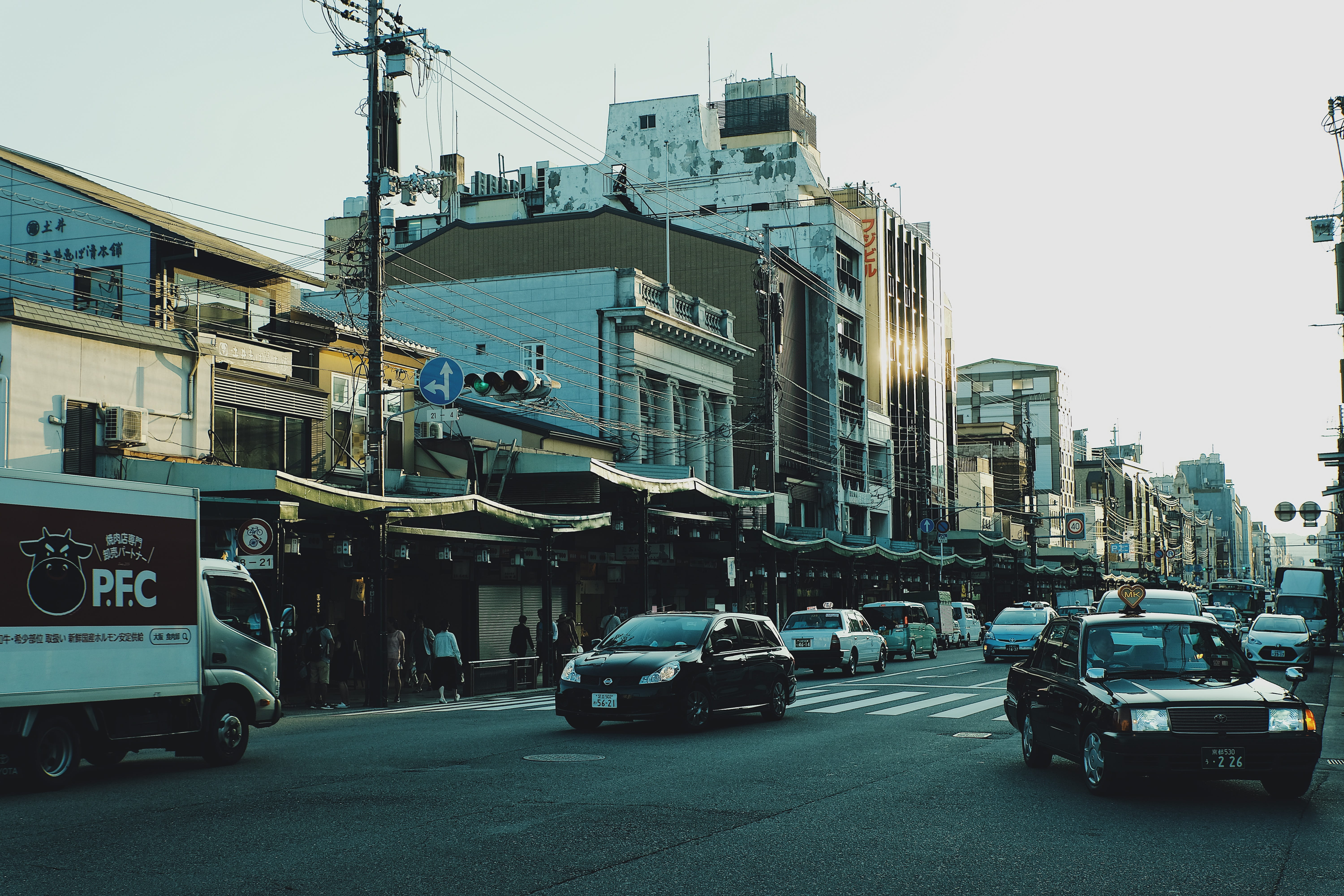 clear sky, kyoto, motion, mode of transportation, built structure, architecture, city, outdoors, city street, incidental people, sky, street, city life, HD Wallpaper