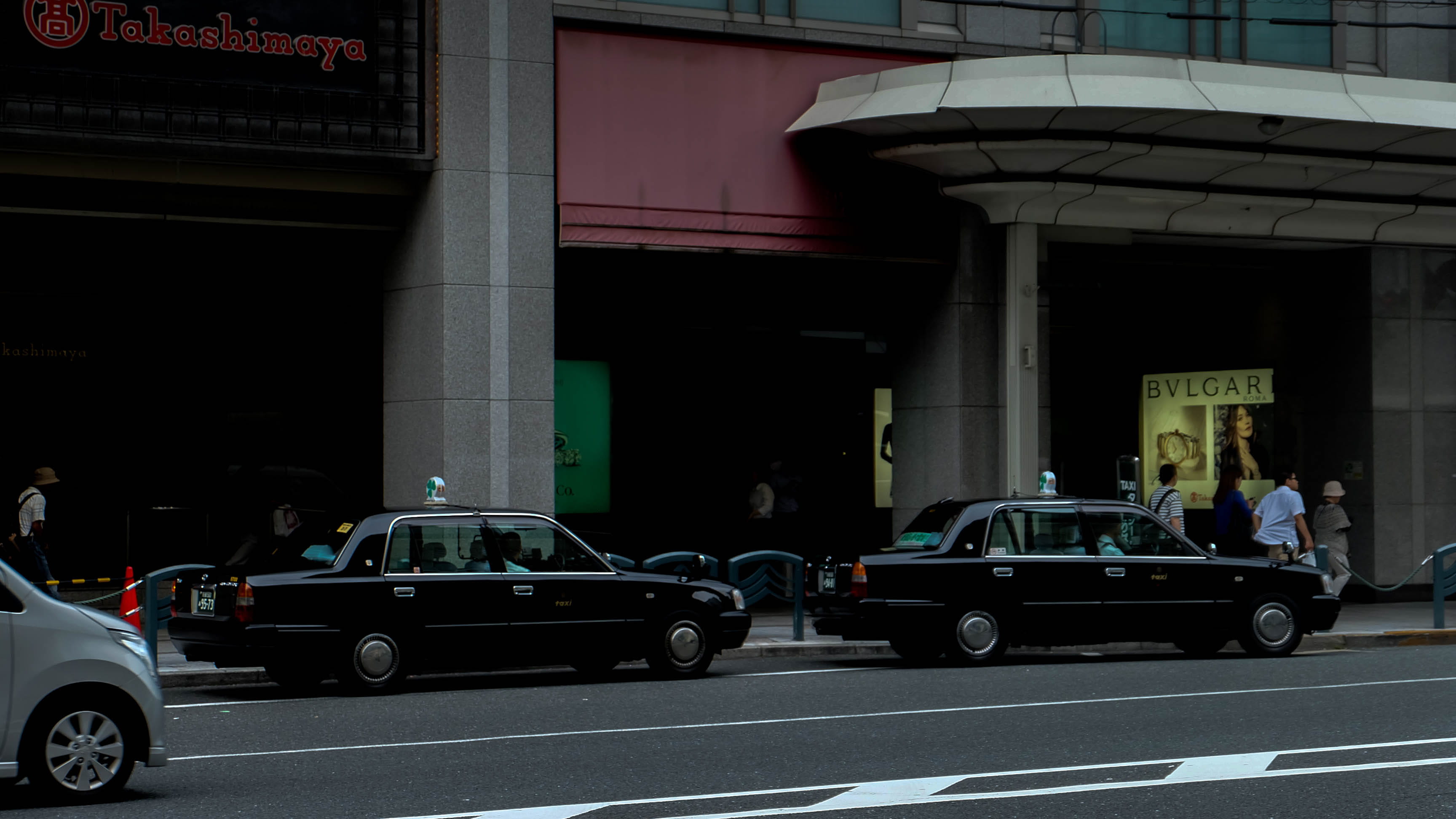 incidental people, japan, outdoors, car, street, text, osaka, kyoto prefecture, road, city, taxi, 2K, ykoto, sign, architectural column, real people, HD Wallpaper