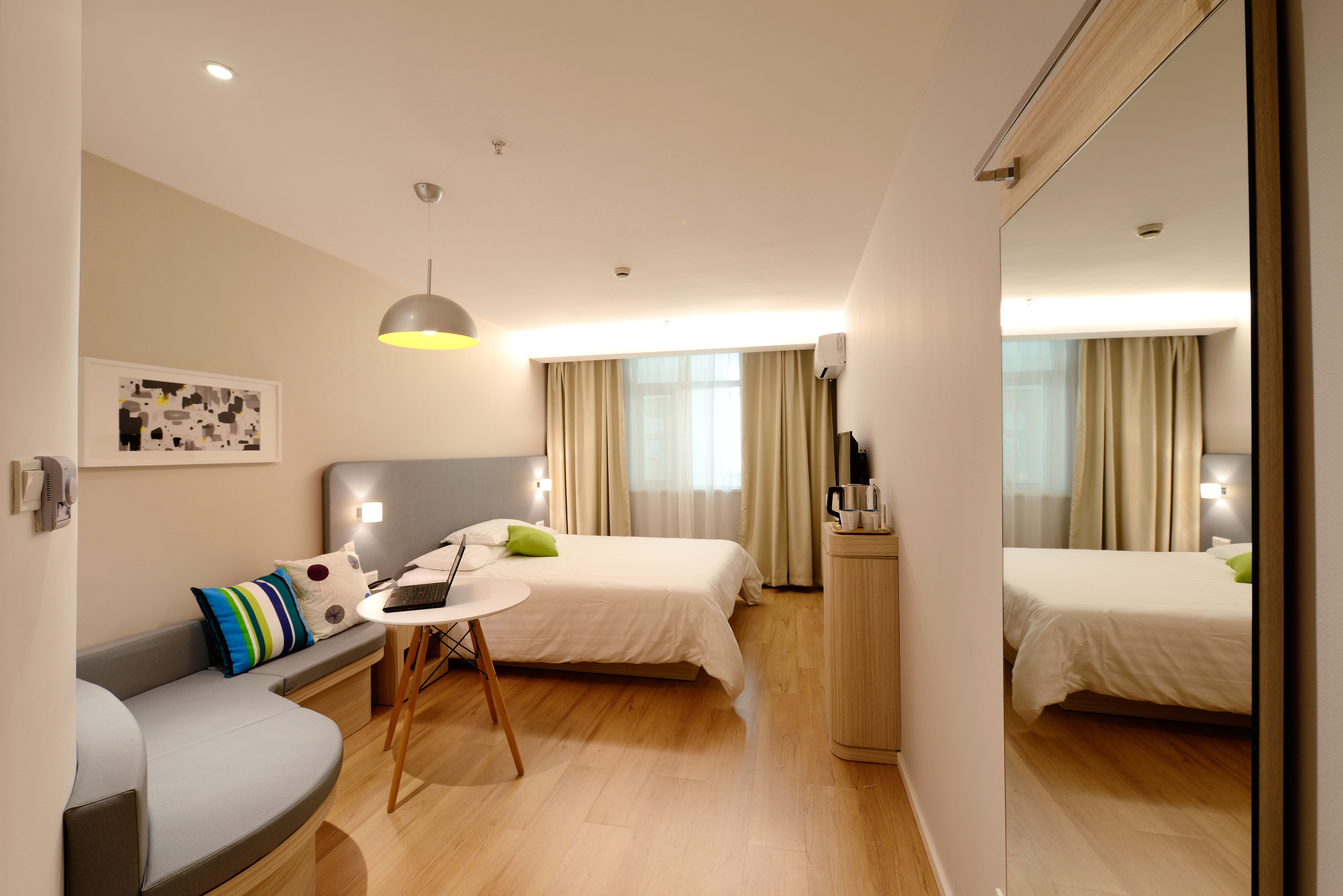 new, hotel, pillow, home showcase interior, white, home, architecture, modern, electric lamp, sheet, domestic life, indoors, hardwood floor, domestic room, HD Wallpaper