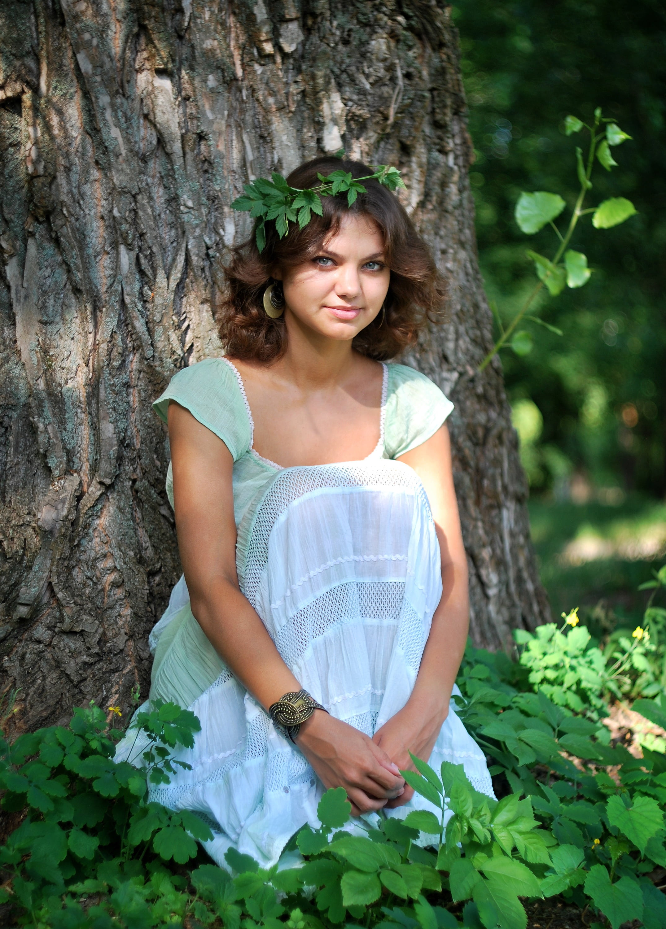 magic, front, story, green, sleeved, cap, beautiful woman, surrounded, tree, elf, young women, lady, hippie, front view, smile, cute, casual clothing, bark, Phone HD Wallpaper