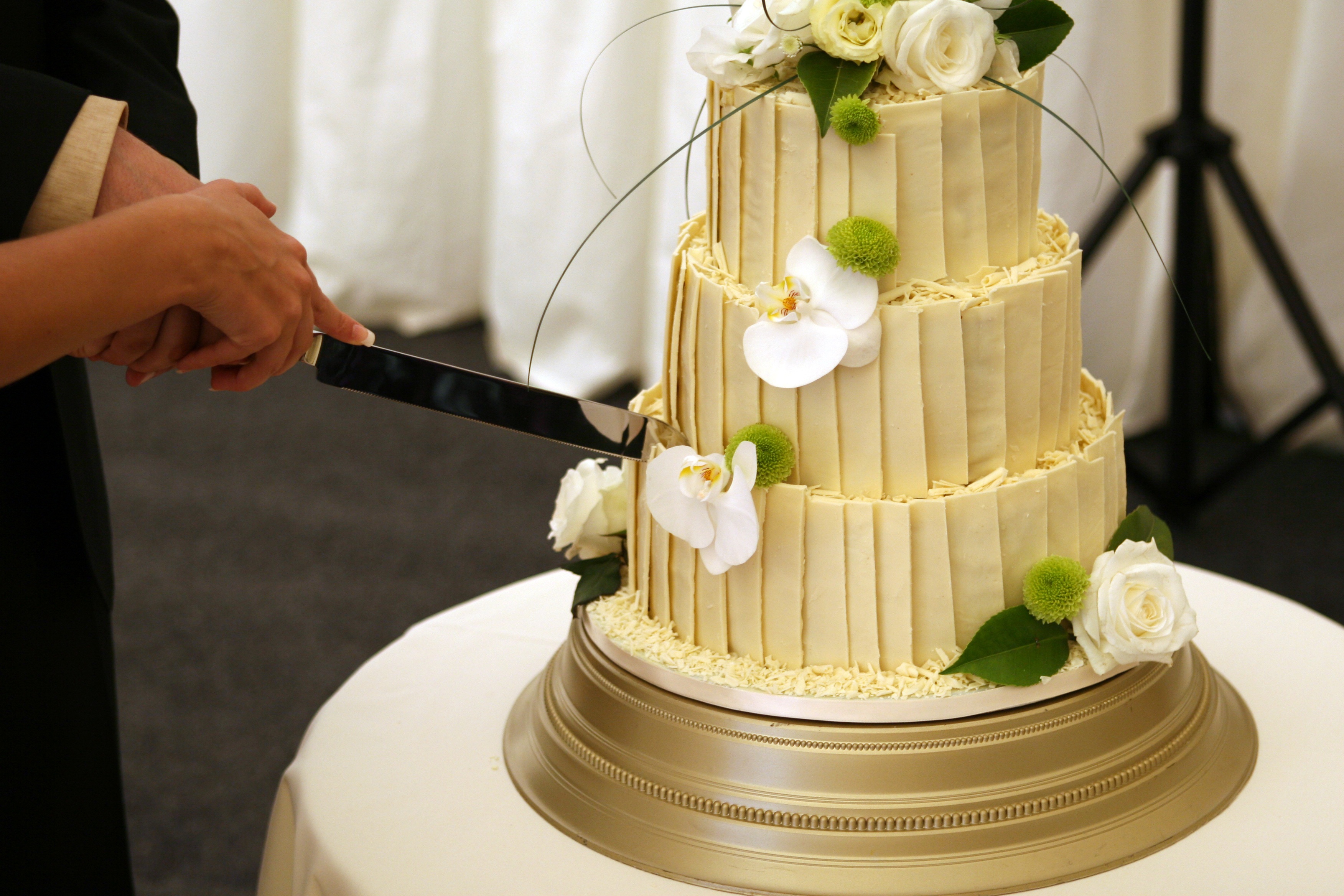 table, fashion, woman, flower, luxury, 2K, engagement, white, stunning, tradition, preparing food, real people, wedding cake, life events, event, elegant, HD Wallpaper