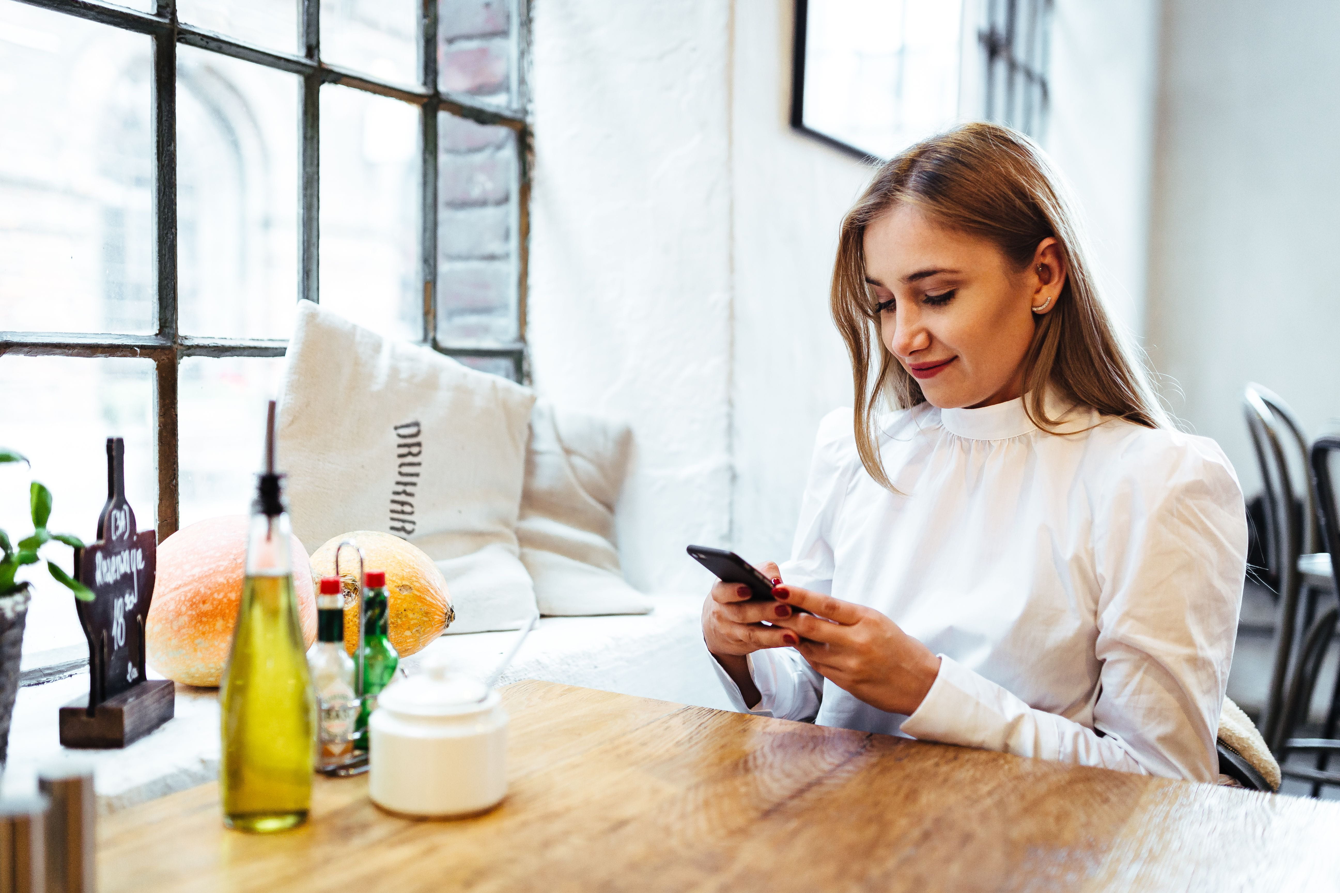 casual Clothing, caucasian Ethnicity, young Adult, beautiful, copy Space, lifestyles, lady, women, wireless Technology, text Messaging, Pretty, cafe, females, HD Wallpaper