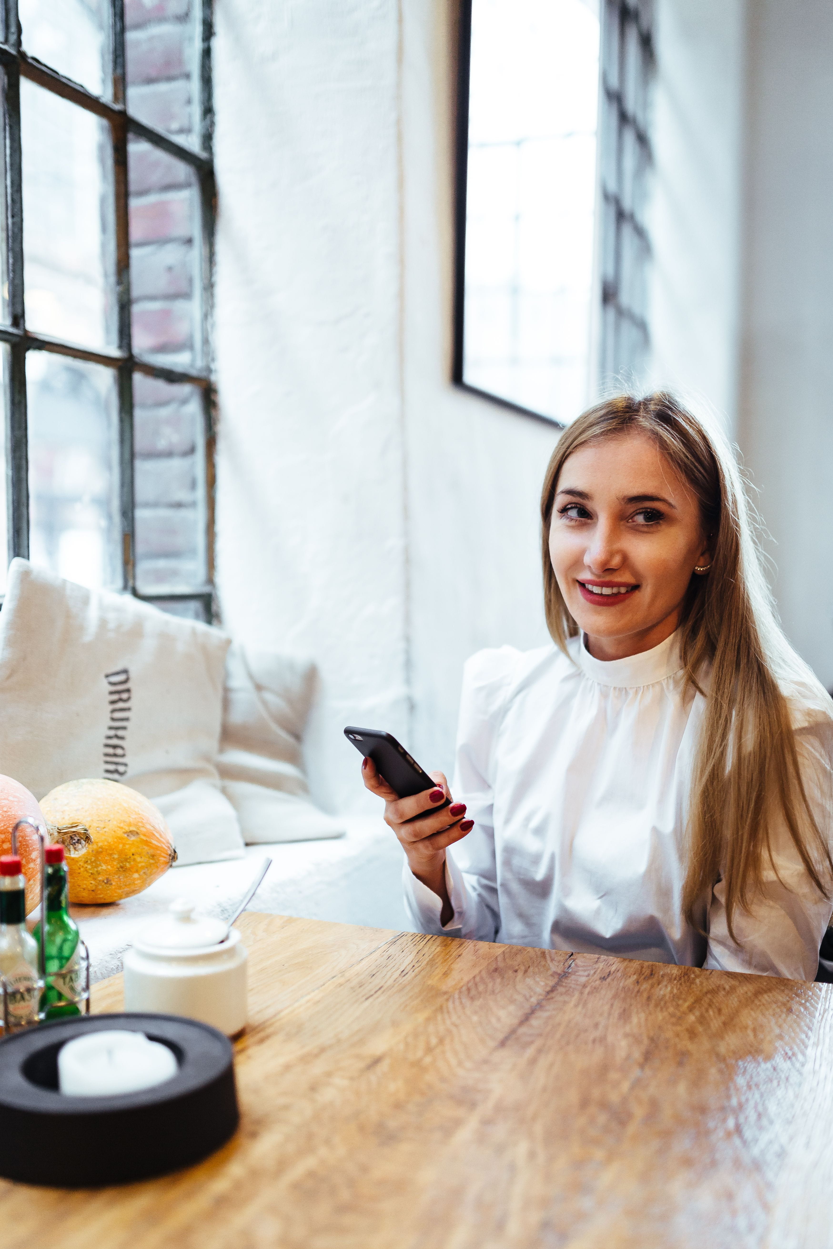 food, casual Clothing, relaxation, cafe, young Adult, smiling, real people, holding, table, Pretty, communication, bistro, portable information device, Phone HD Wallpaper
